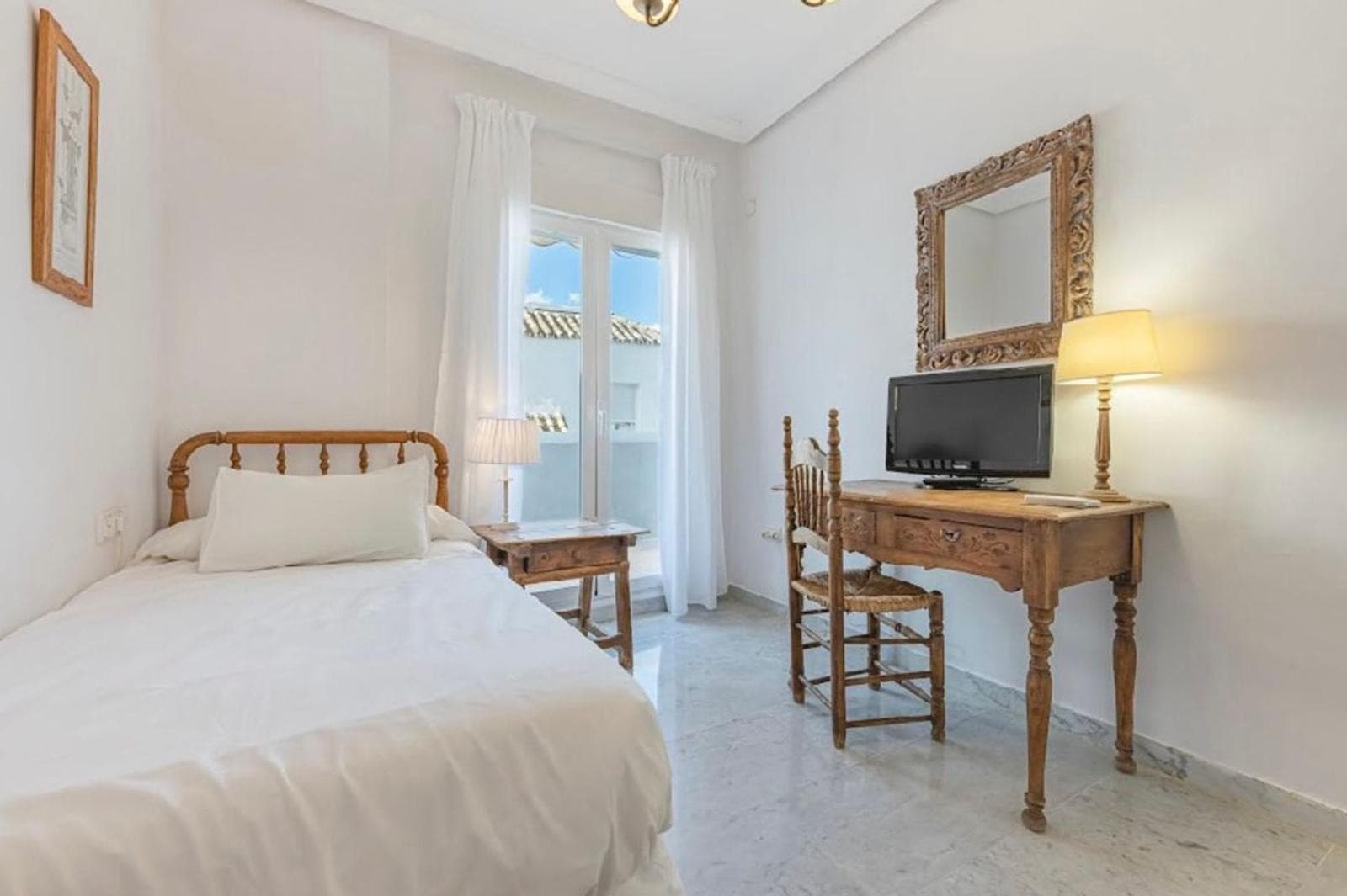 Aquí tienes una traducción profesional y atractiva, ideal para el mercado inmobiliario internacional: Spacious beachside