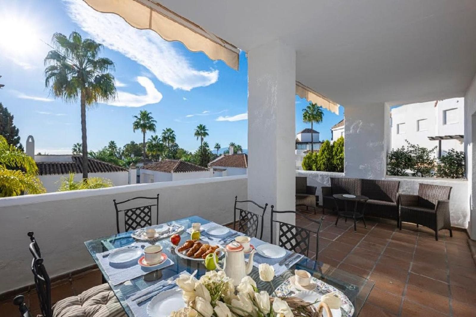 Aquí tienes una traducción profesional y atractiva, ideal para el mercado inmobiliario internacional: Spacious beachside