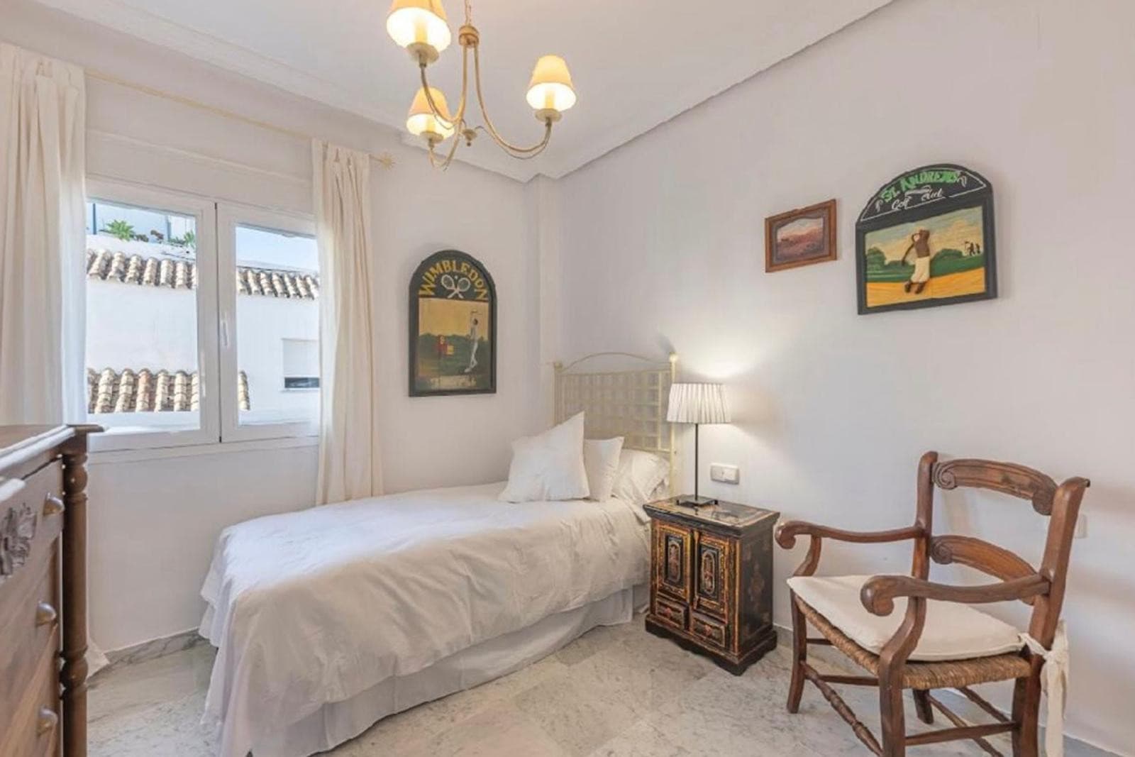 Aquí tienes una traducción profesional y atractiva, ideal para el mercado inmobiliario internacional: Spacious beachside
