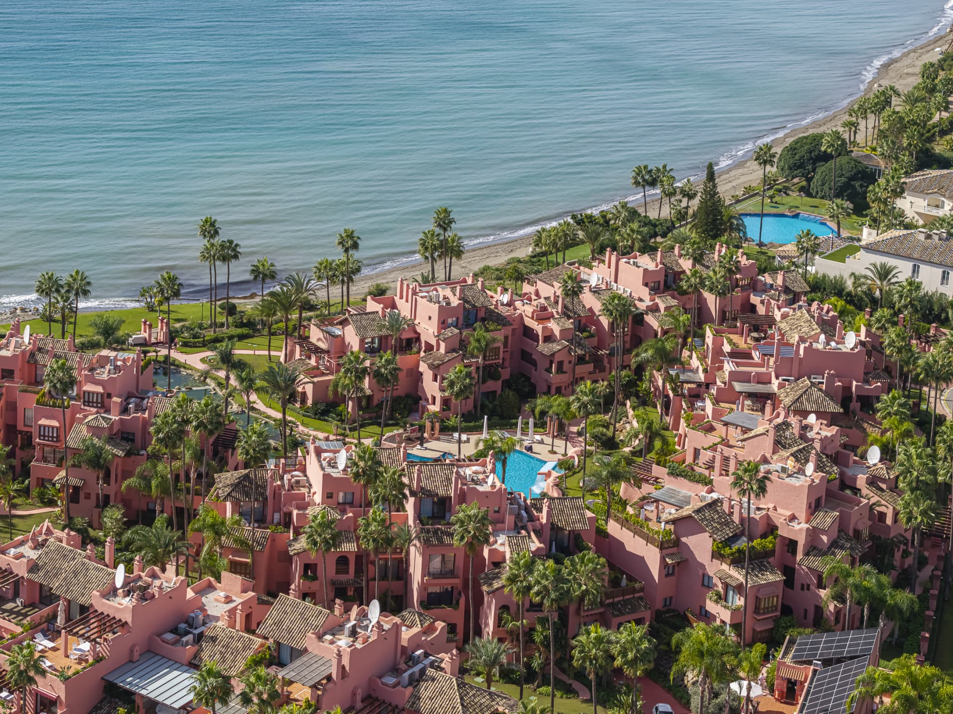 Apartamento reformado de 3 dormitorios en primera línea de playa en venta en Cabo Bermejo, Estepona, con vistas al mar,