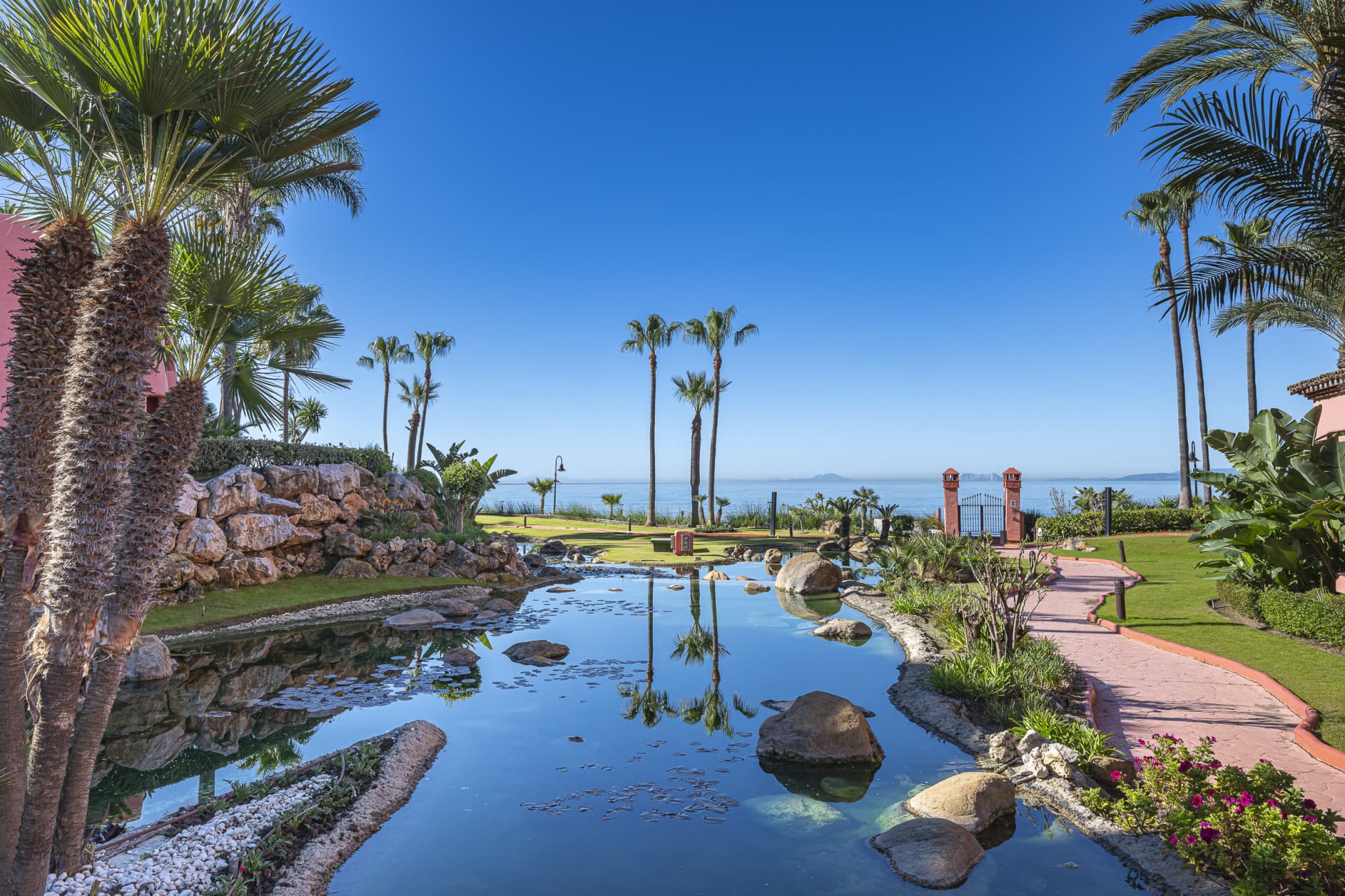 Located in the exclusive beachfront community of Cabo Bermejo in Estepona, this beautifully renovated ground-floor apart