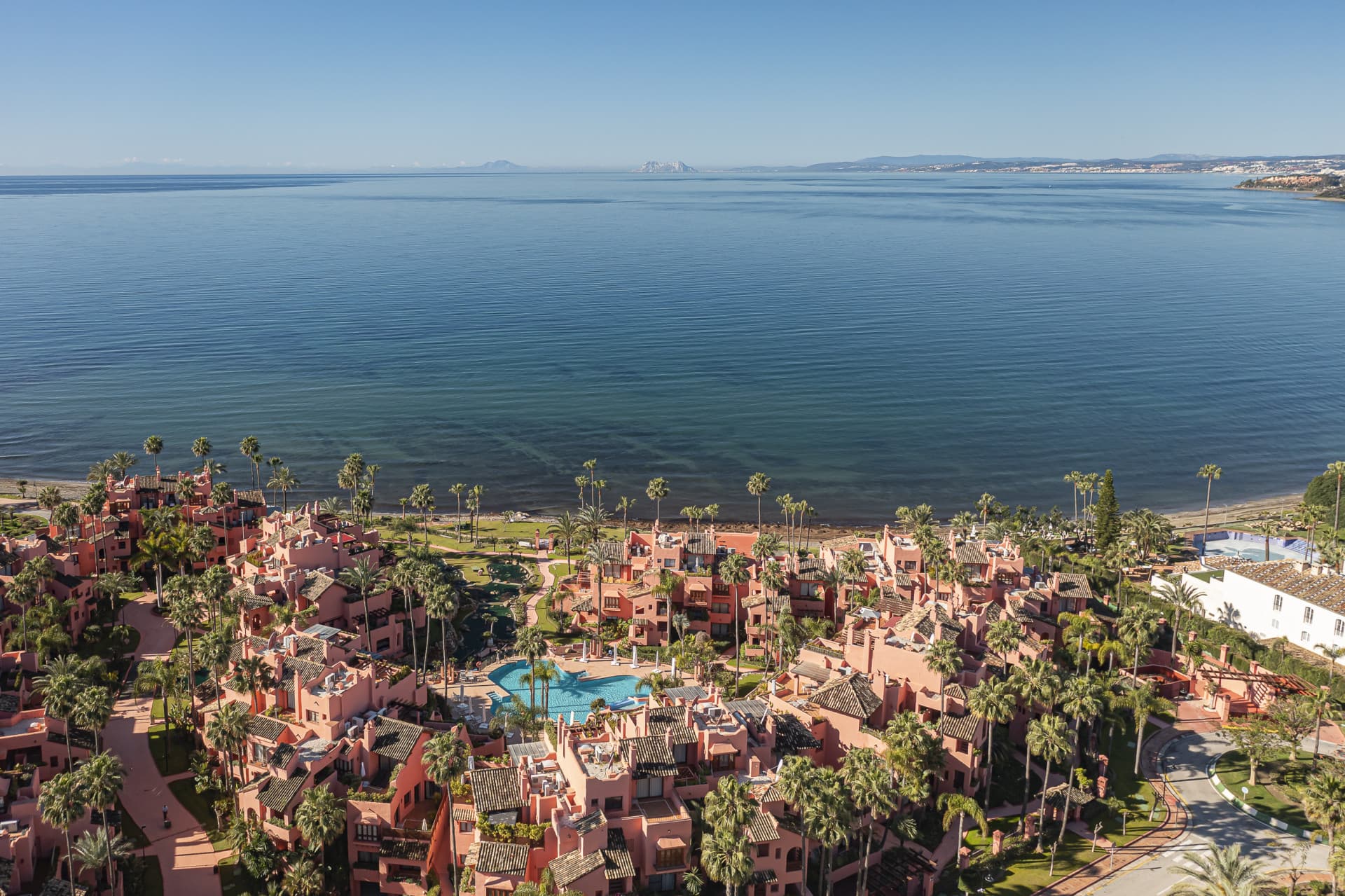 Ubicado en la exclusiva urbanización en primera línea de playa Cabo Bermejo, este espectacular apartamento en planta baj