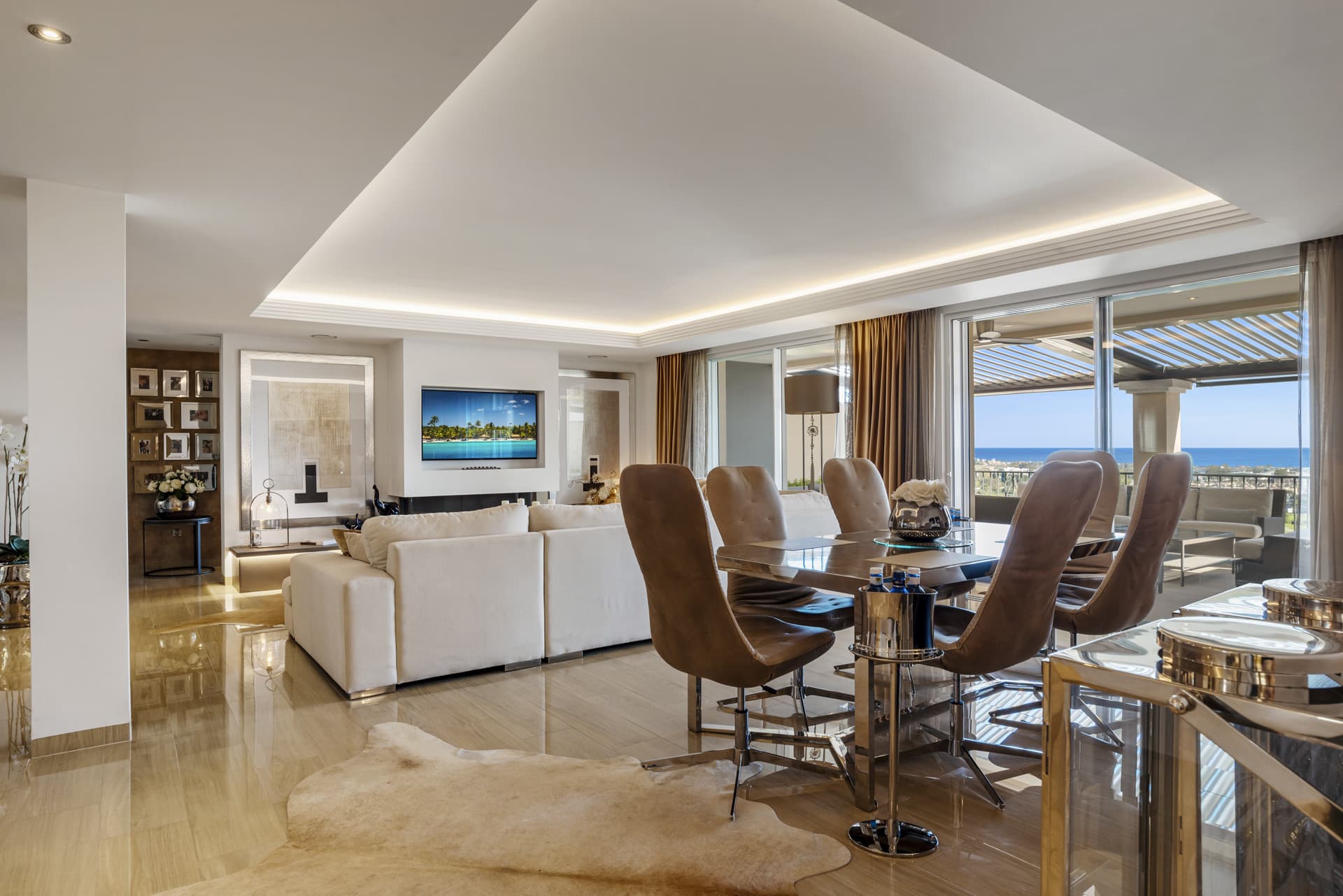 Located in the exclusive and tranquil gated community of Los Almendros, this outstanding south-facing duplex penthouse o
