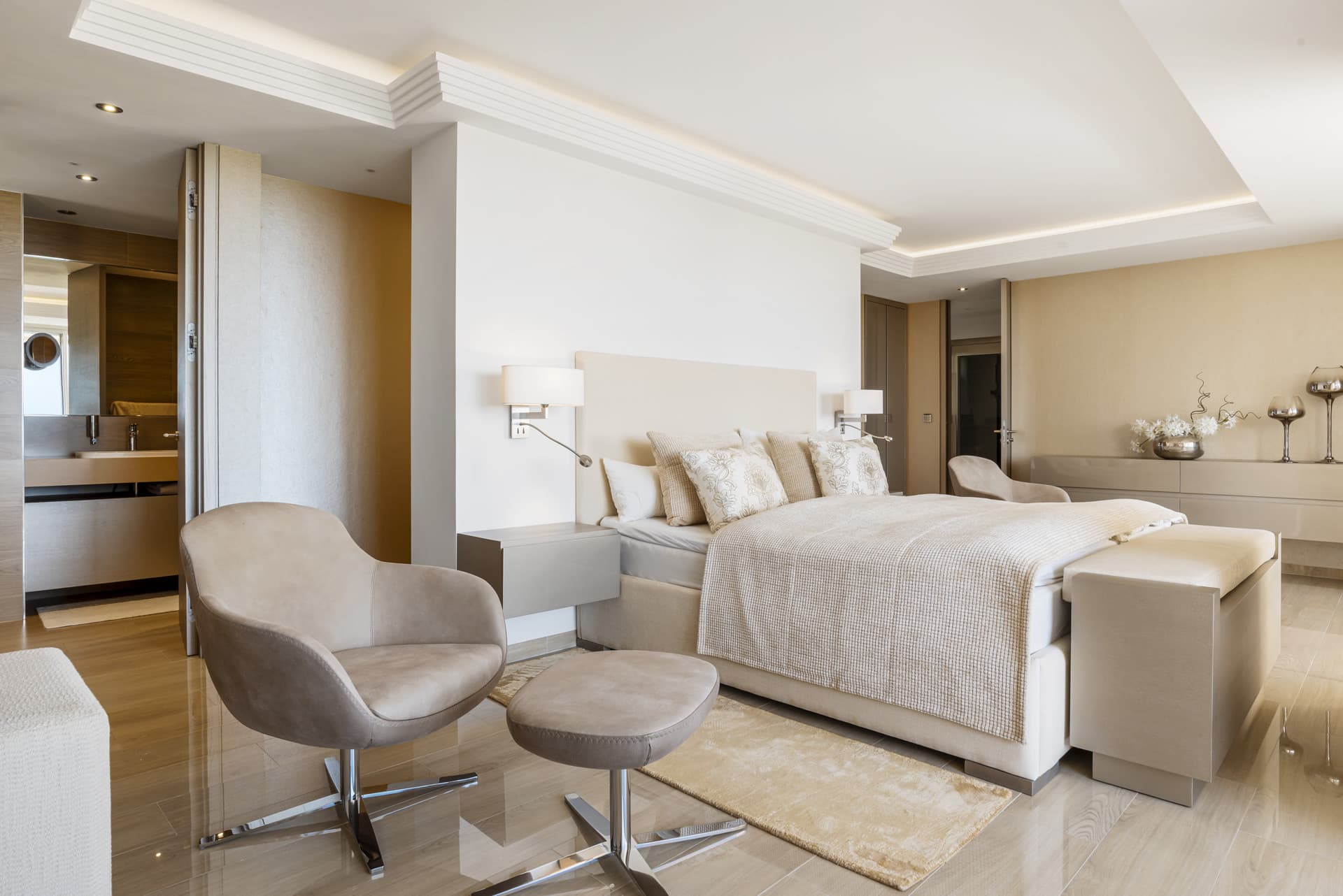 Located in the exclusive and tranquil gated community of Los Almendros, this outstanding south-facing duplex penthouse o