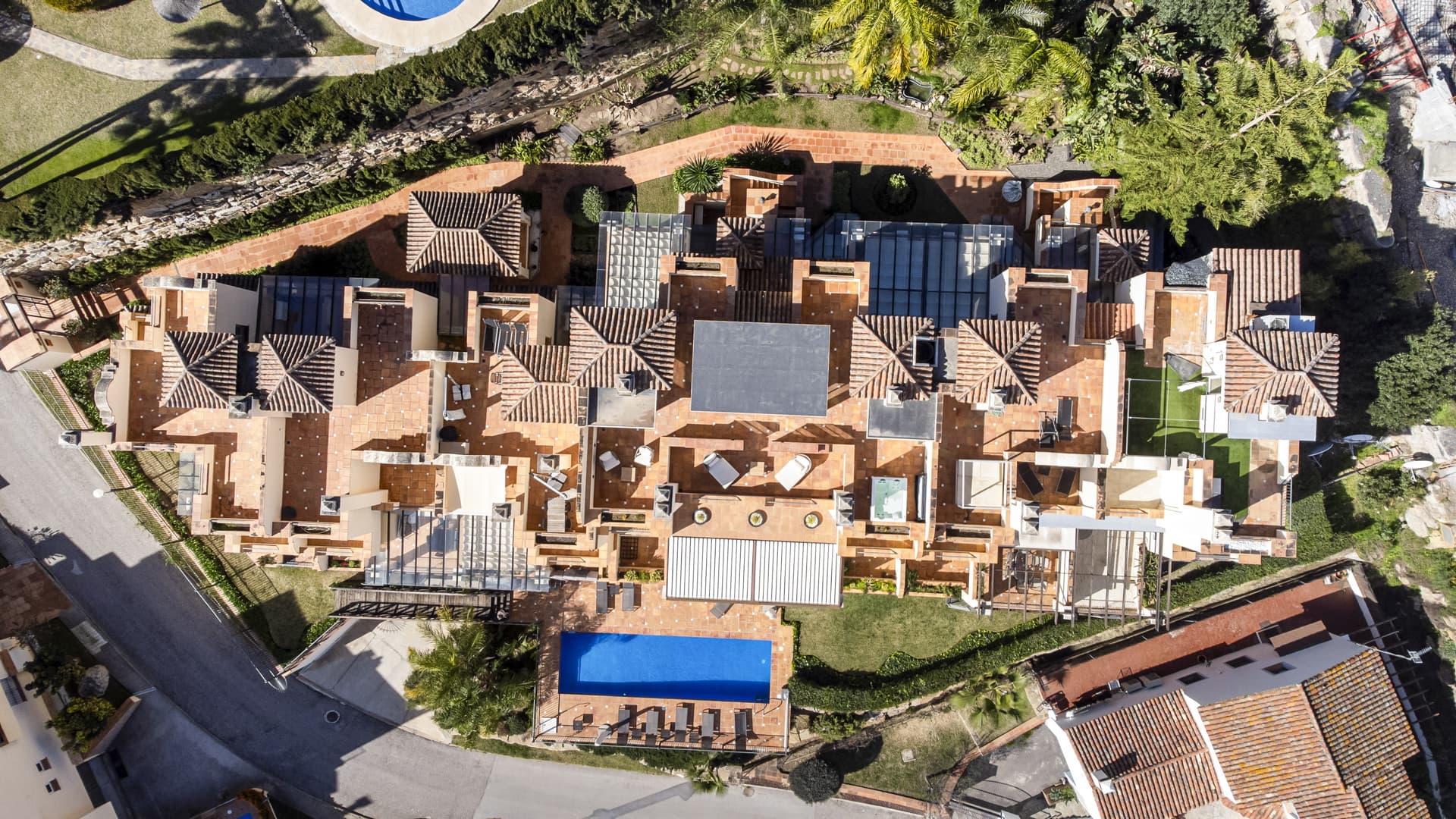 Located in the exclusive and tranquil gated community of Los Almendros, this outstanding south-facing duplex penthouse o