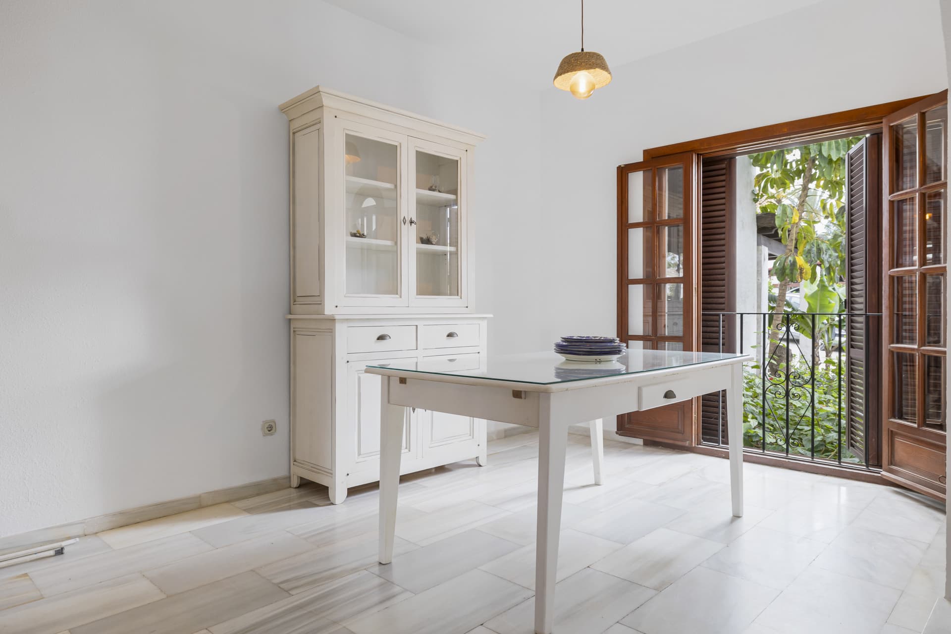Located in the sought-after beachfront urbanisation of Bahía Azul, in West Estepona, this two-bedroom townhouse represen