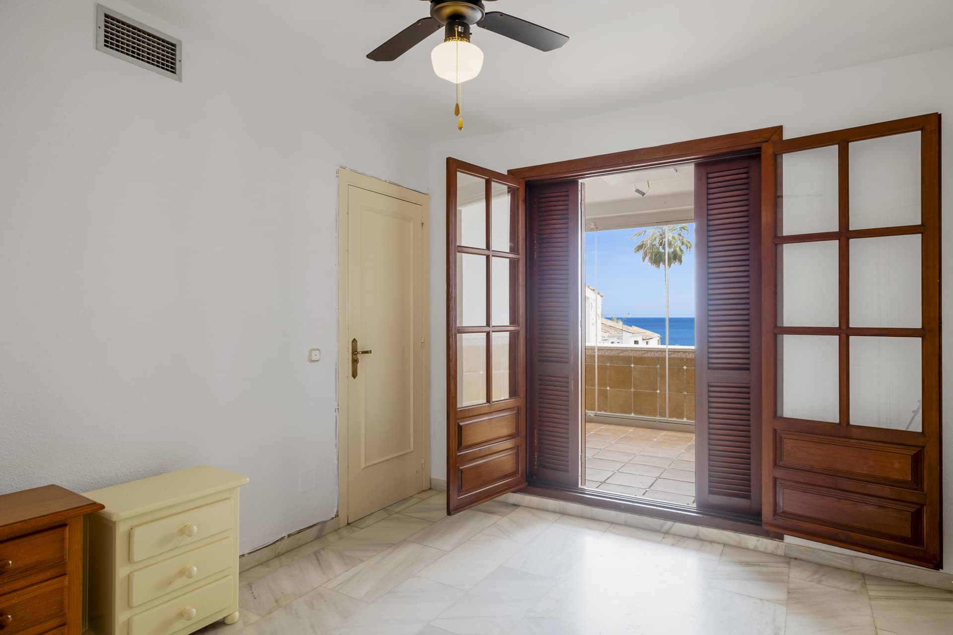 Located in the sought-after beachfront urbanisation of Bahía Azul, in West Estepona, this two-bedroom townhouse represen