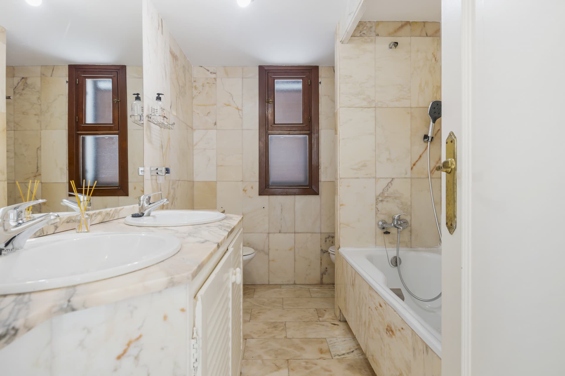 Located in the sought-after beachfront urbanisation of Bahía Azul, in West Estepona, this two-bedroom townhouse represen