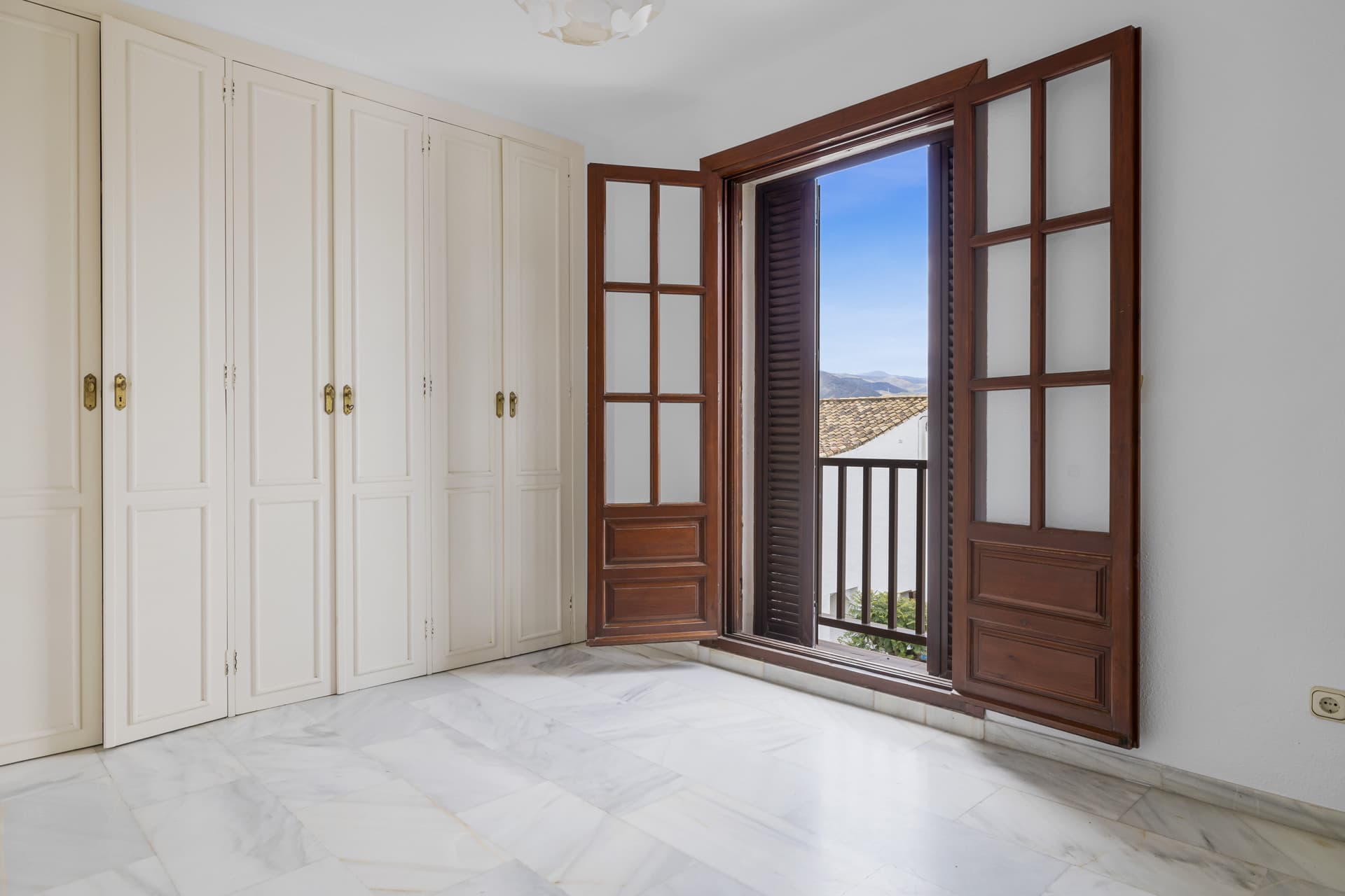 Located in the sought-after beachfront urbanisation of Bahía Azul, in West Estepona, this two-bedroom townhouse represen