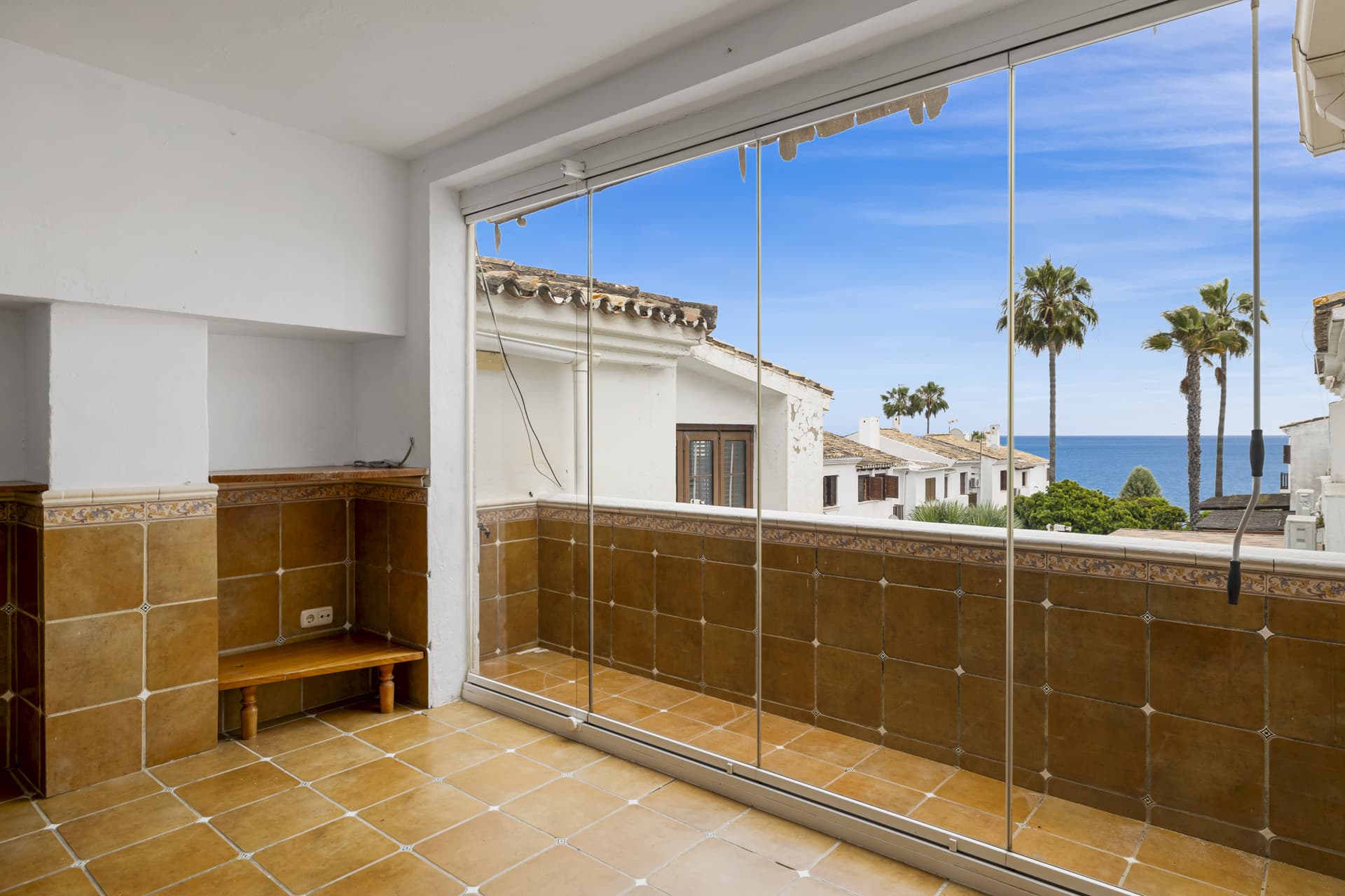 Located in the sought-after beachfront urbanisation of Bahía Azul, in West Estepona, this two-bedroom townhouse represen