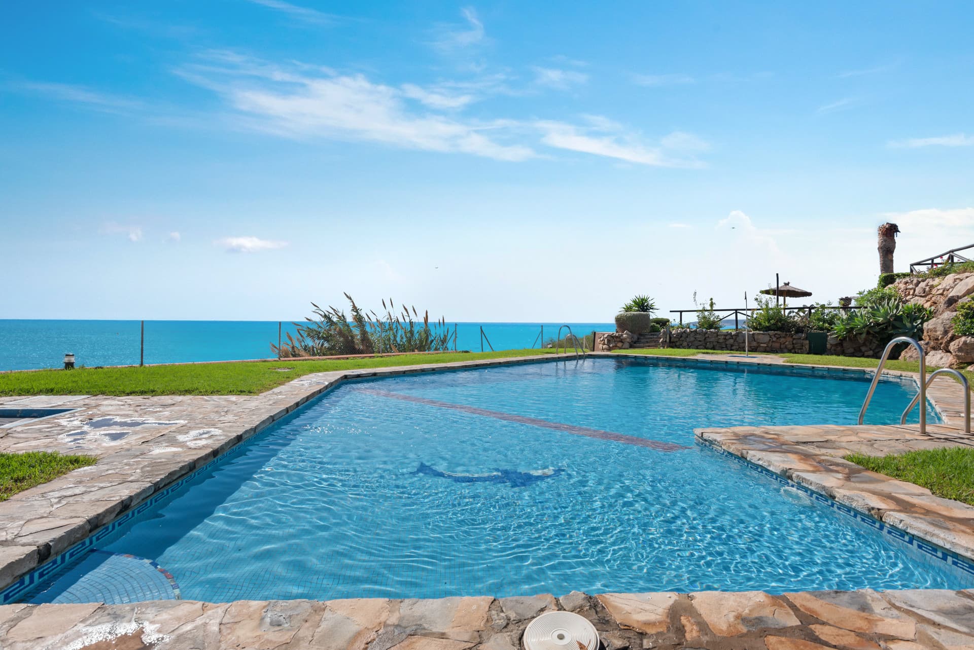 Located in the sought-after beachfront urbanisation of Bahía Azul, in West Estepona, this two-bedroom townhouse represen