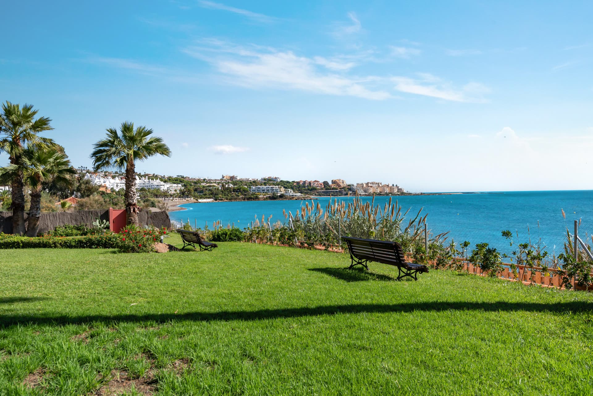 Located in the sought-after beachfront urbanisation of Bahía Azul, in West Estepona, this two-bedroom townhouse represen