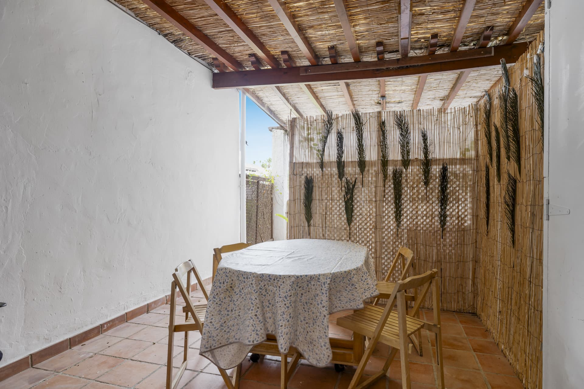 Located in the sought-after beachfront urbanisation of Bahía Azul, in West Estepona, this two-bedroom townhouse represen