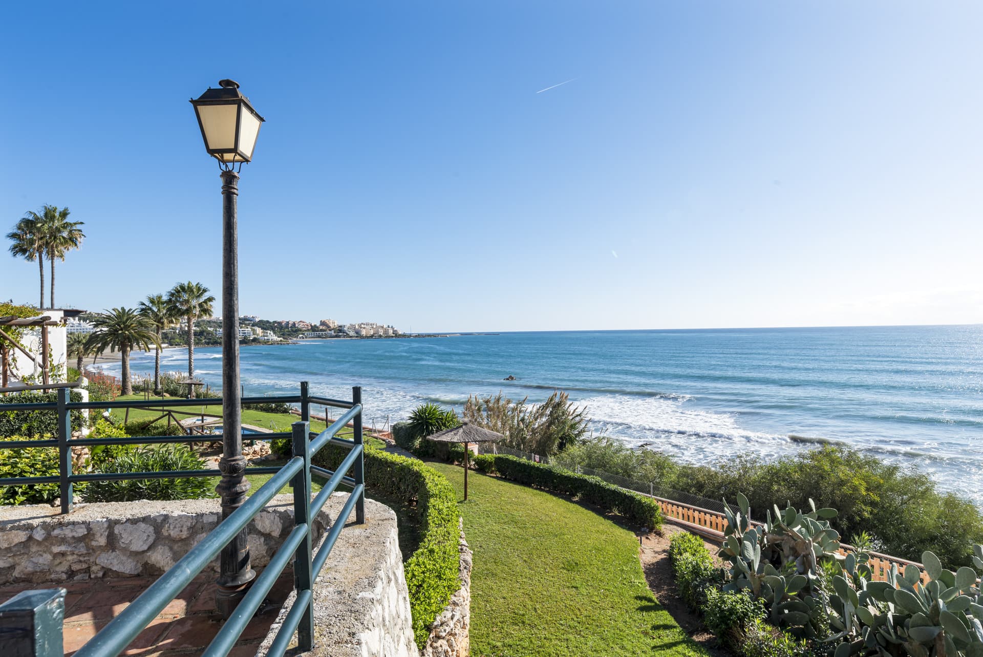 Located in the sought-after beachfront urbanisation of Bahía Azul, in West Estepona, this two-bedroom townhouse represen