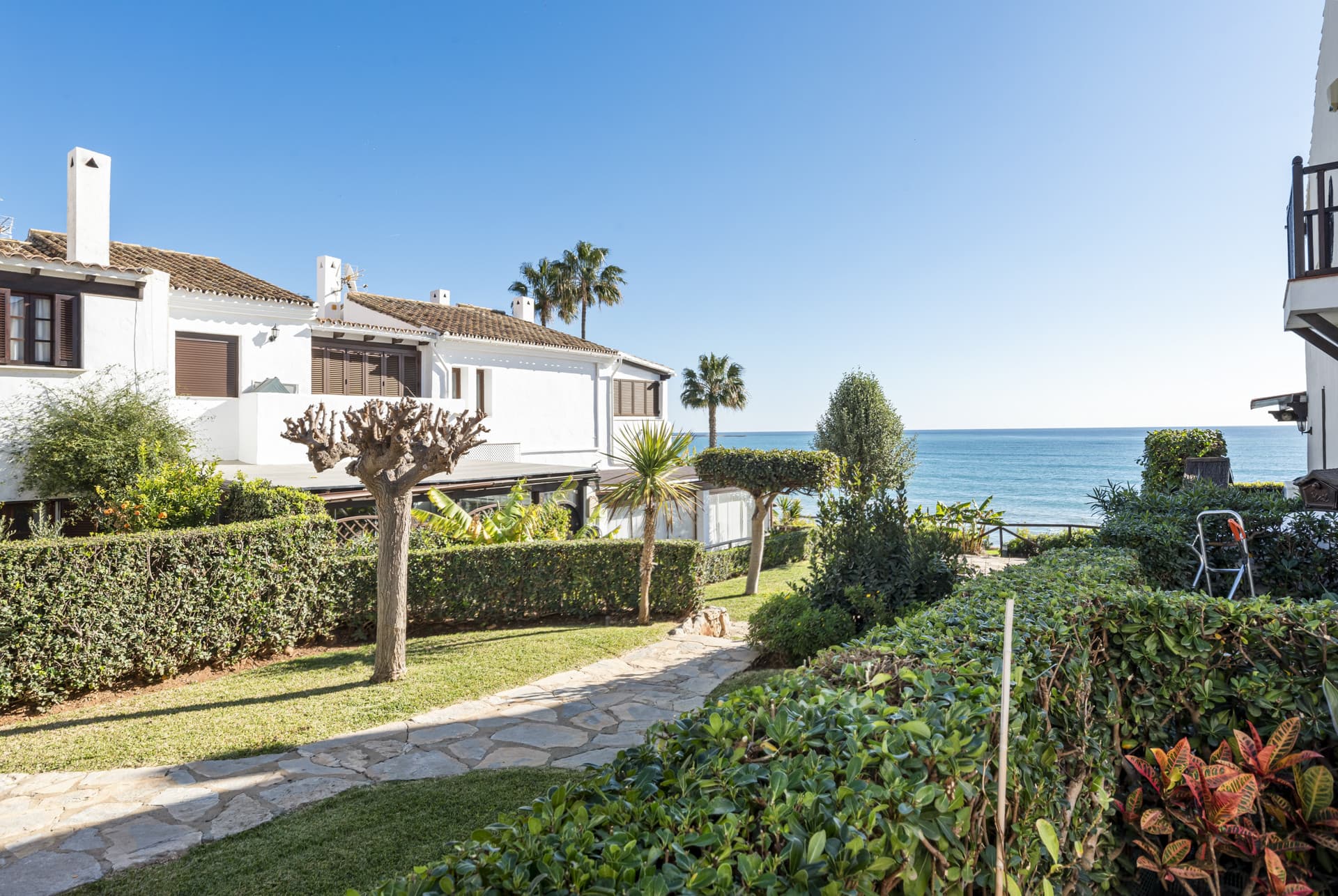 Located in the sought-after beachfront urbanisation of Bahía Azul, in West Estepona, this two-bedroom townhouse represen
