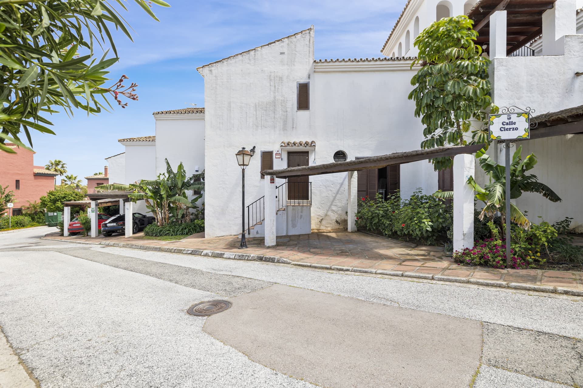 Located in the sought-after beachfront urbanisation of Bahía Azul, in West Estepona, this two-bedroom townhouse represen