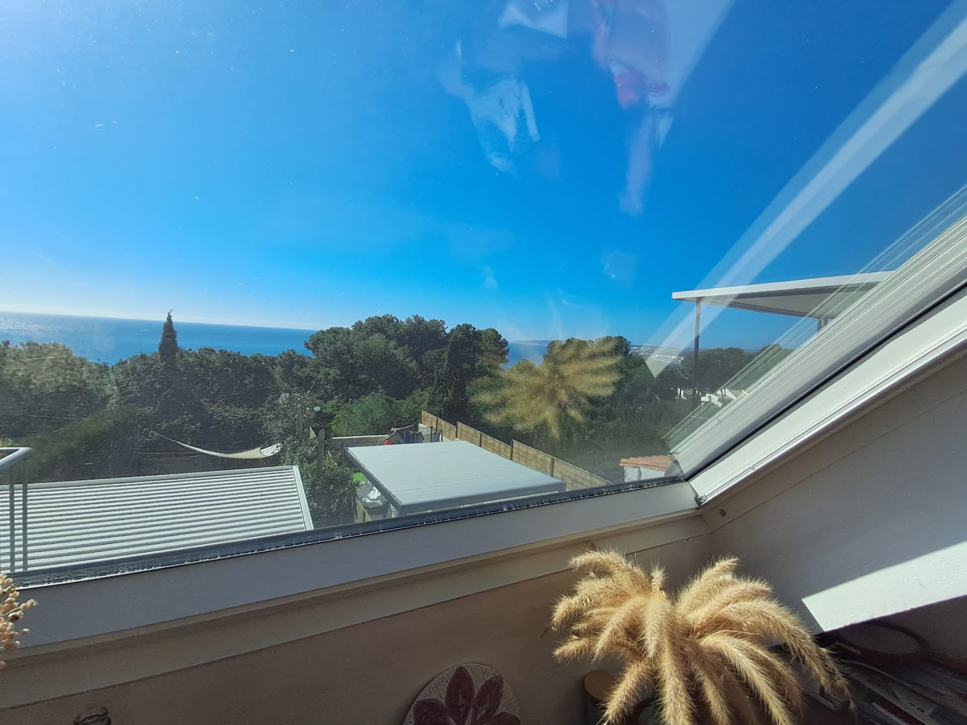 Situated in the sought-after residential area of Seghers, in the small community of Casa Saladavieja, this charming sout