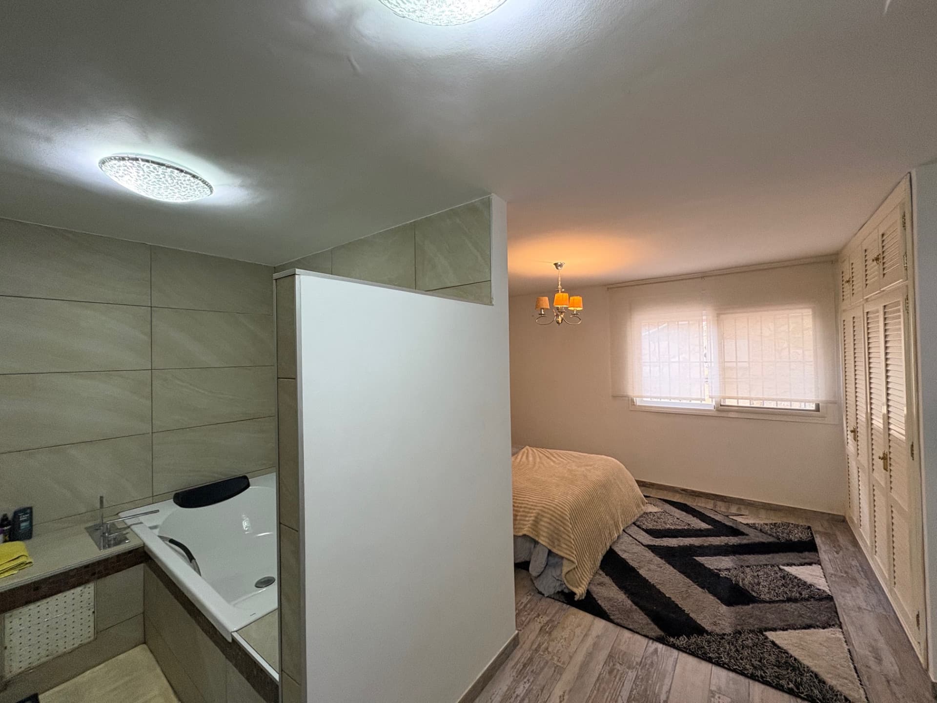 Situated in the sought-after residential area of Seghers, in the small community of Casa Saladavieja, this charming sout