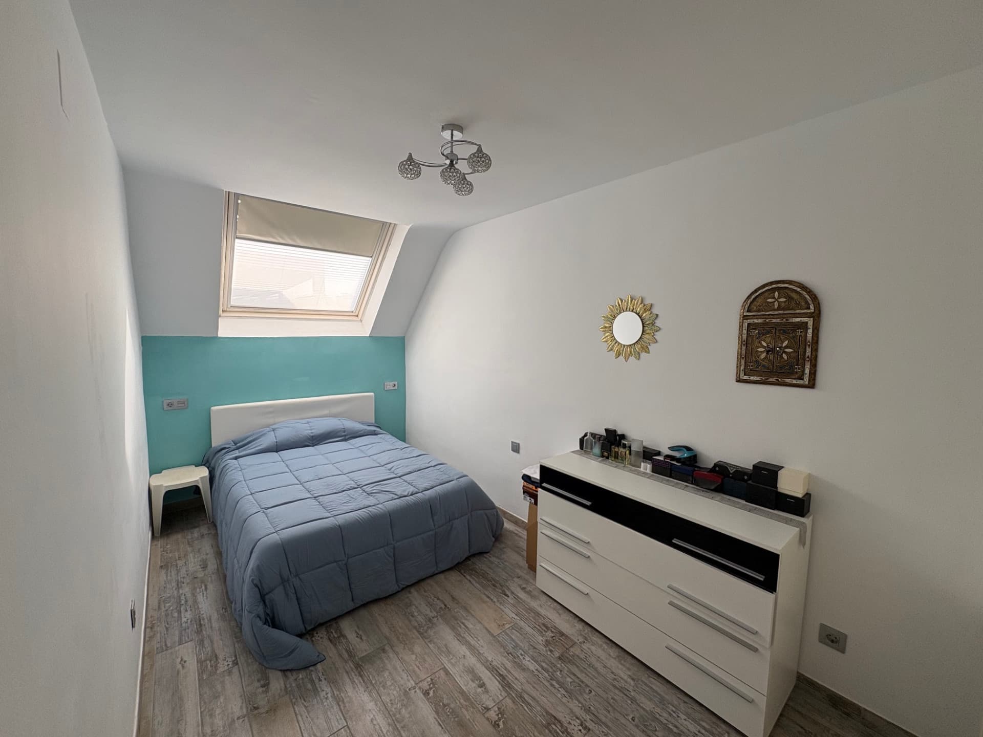 Situated in the sought-after residential area of Seghers, in the small community of Casa Saladavieja, this charming sout