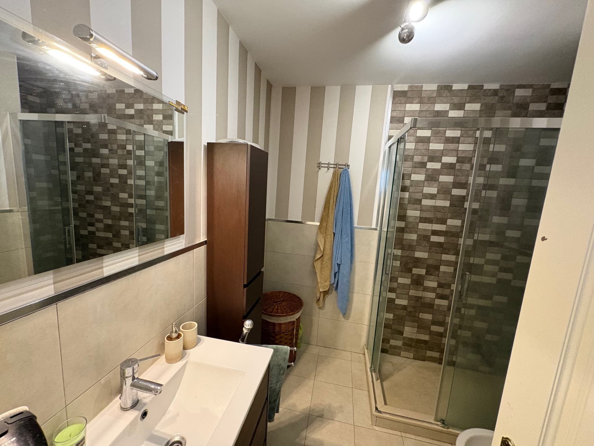 Situated in the sought-after residential area of Seghers, in the small community of Casa Saladavieja, this charming sout