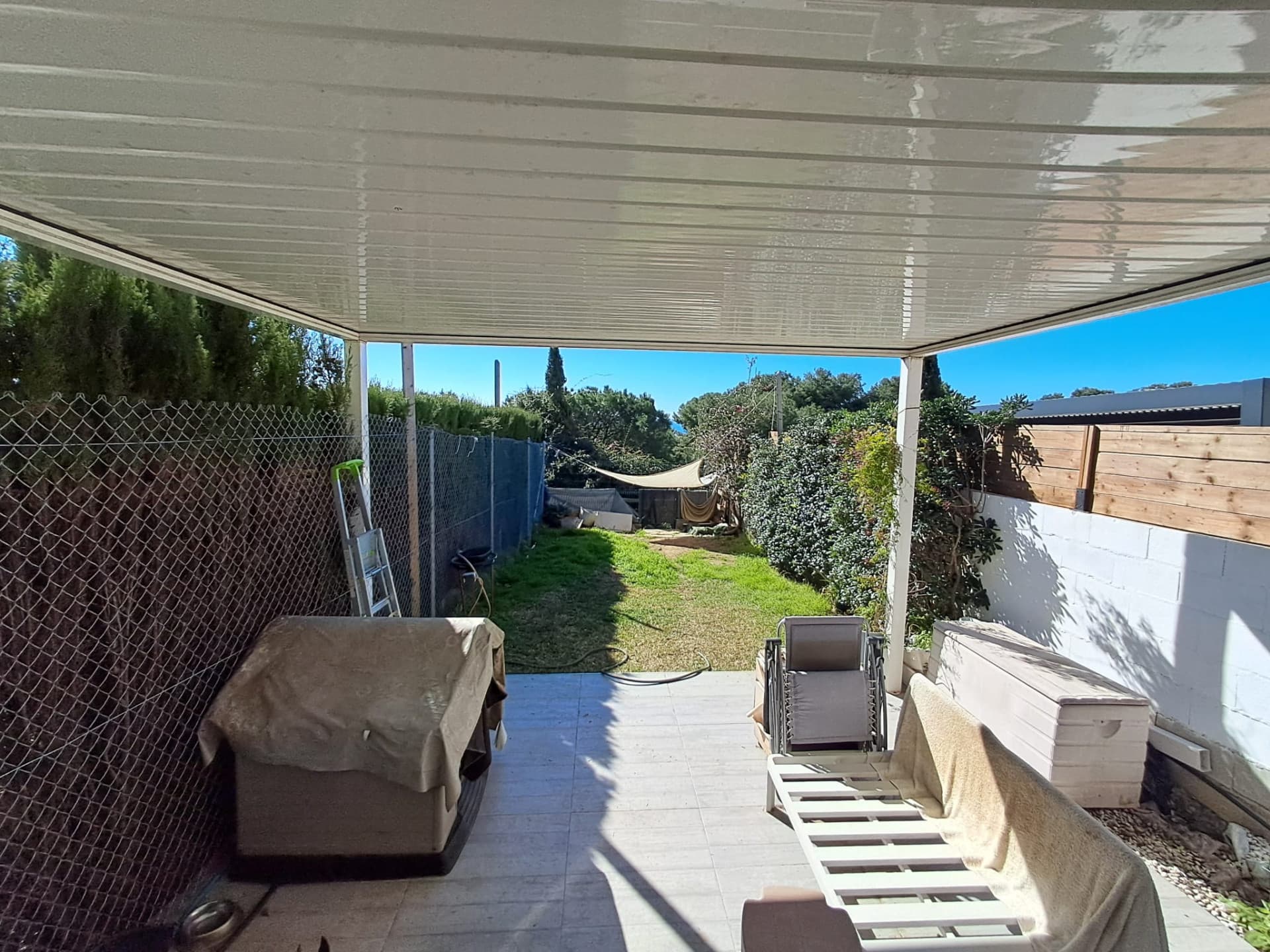 Situated in the sought-after residential area of Seghers, in the small community of Casa Saladavieja, this charming sout