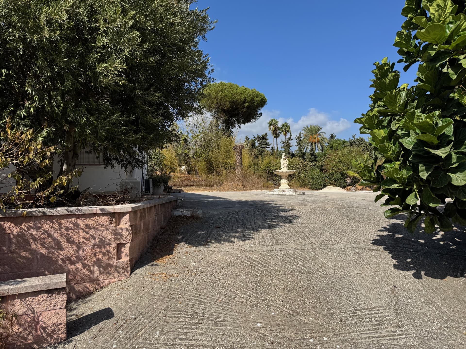 Located in one of the most established and sought-after residential areas of the New Golden Mile, this detached villa re