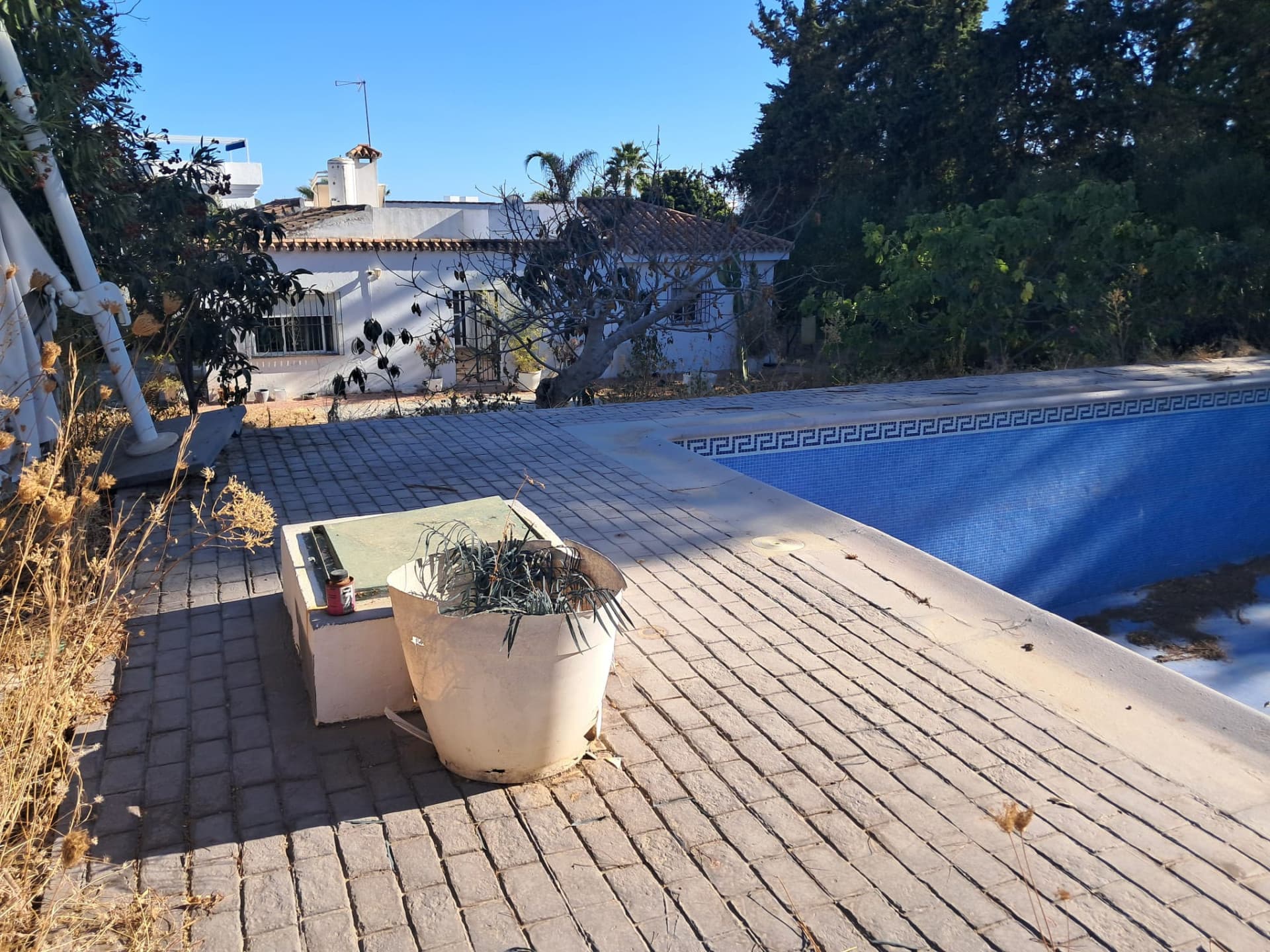 Located in one of the most established and sought-after residential areas of the New Golden Mile, this detached villa re