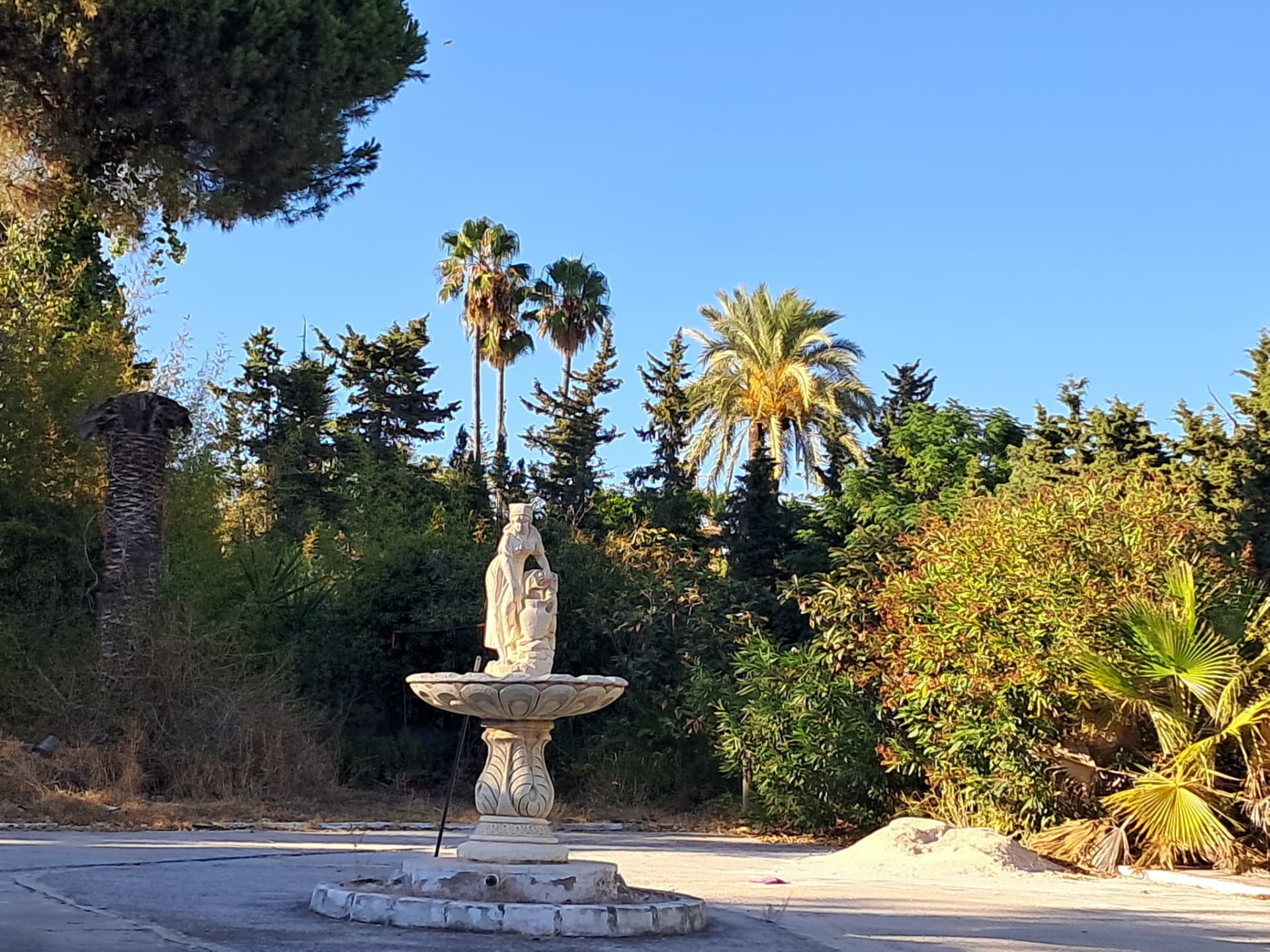 Located in one of the most established and sought-after residential areas of the New Golden Mile, this detached villa re