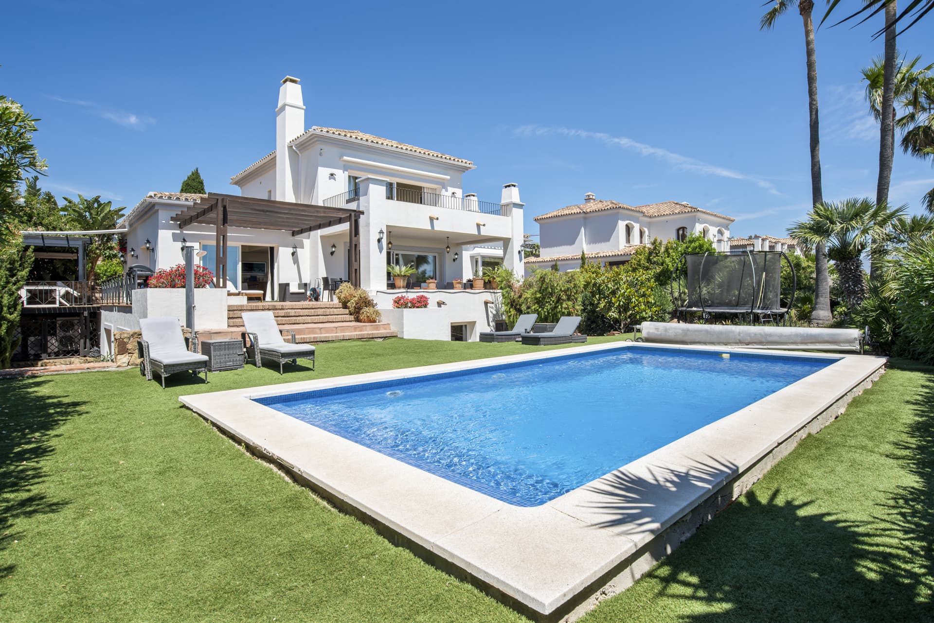 Villa de 4 Dormitorios en La Paloma, Entre Sotogrande y La Duquesa Ubicada en la exclusiva urbanización en ladera de La