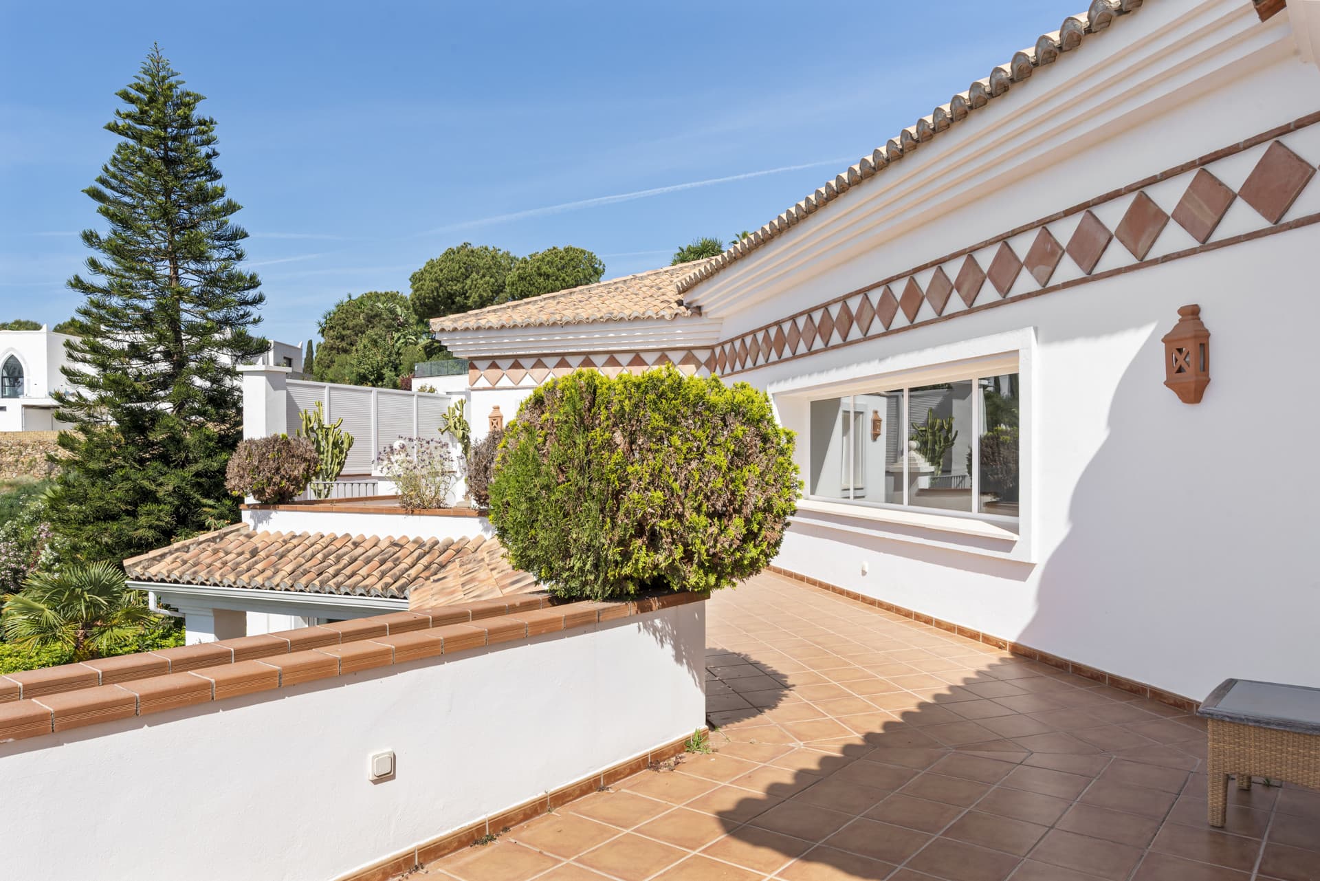 Large Andalusian villa with sea view in Paraiso Alto This villa with sea view is nestled in the sought-after area of Par