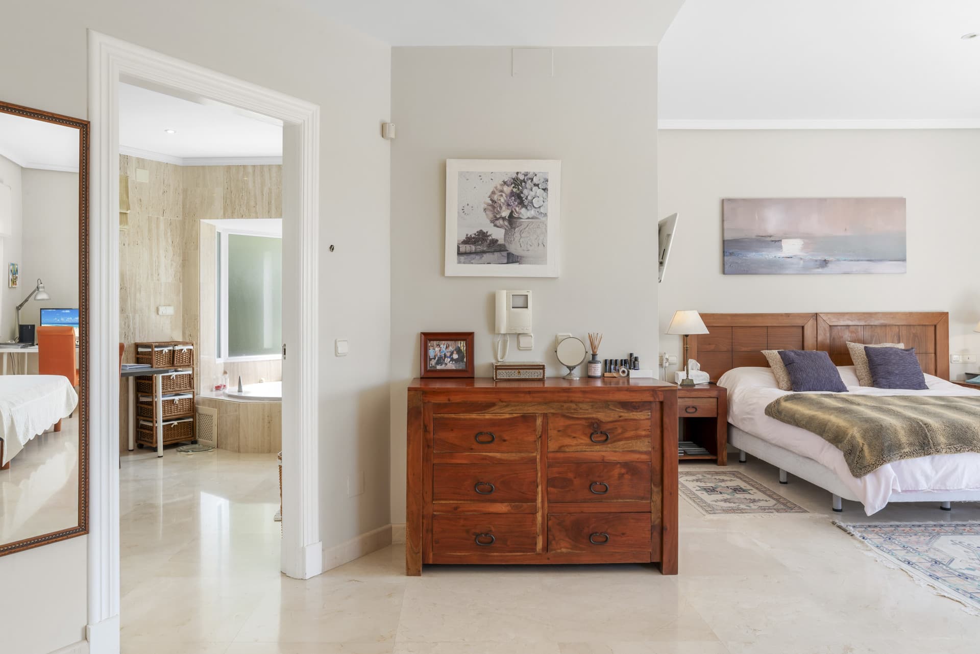 Large Andalusian villa with sea view in Paraiso Alto This villa with sea view is nestled in the sought-after area of Par