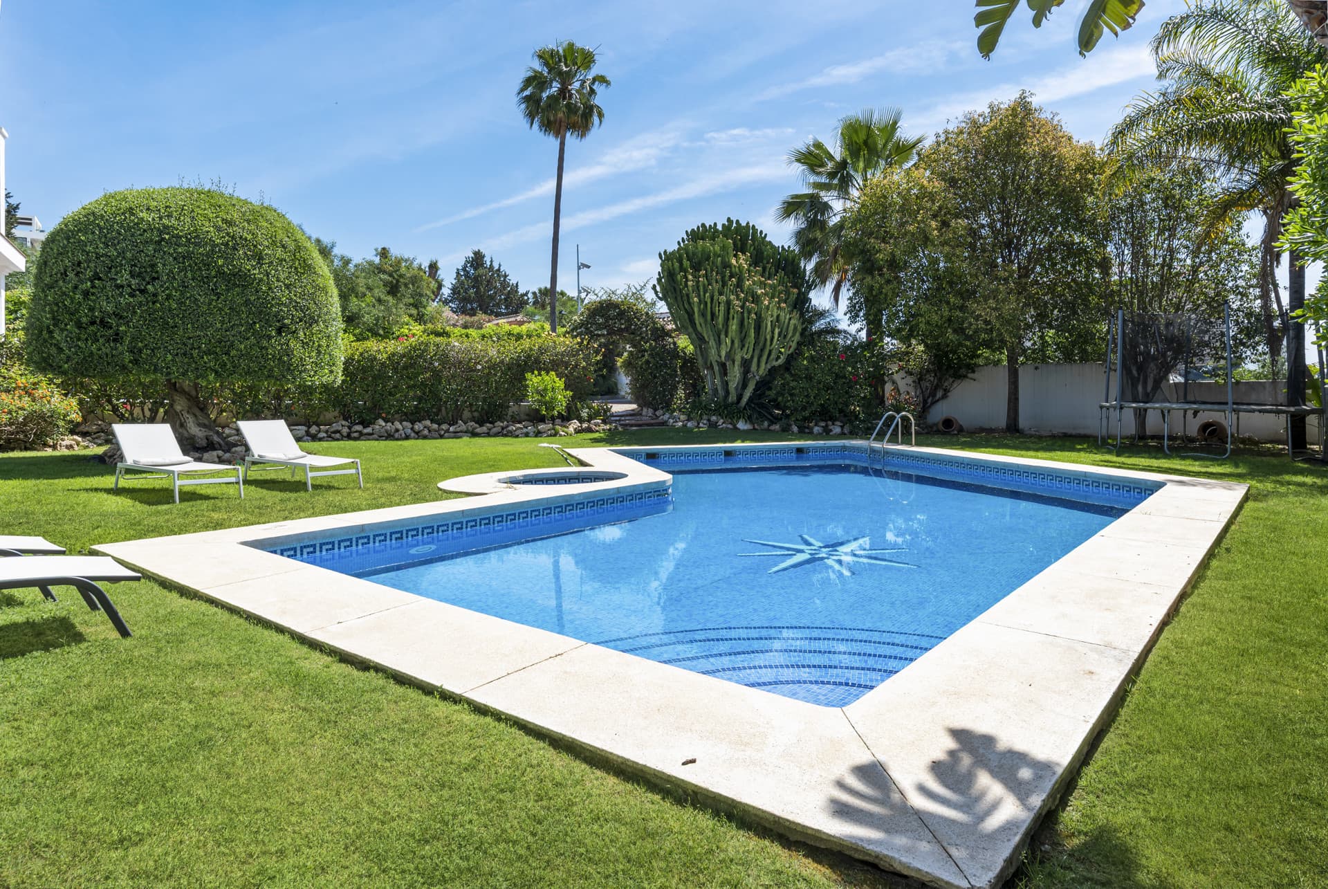 Large Andalusian villa with sea view in Paraiso Alto This villa with sea view is nestled in the sought-after area of Par