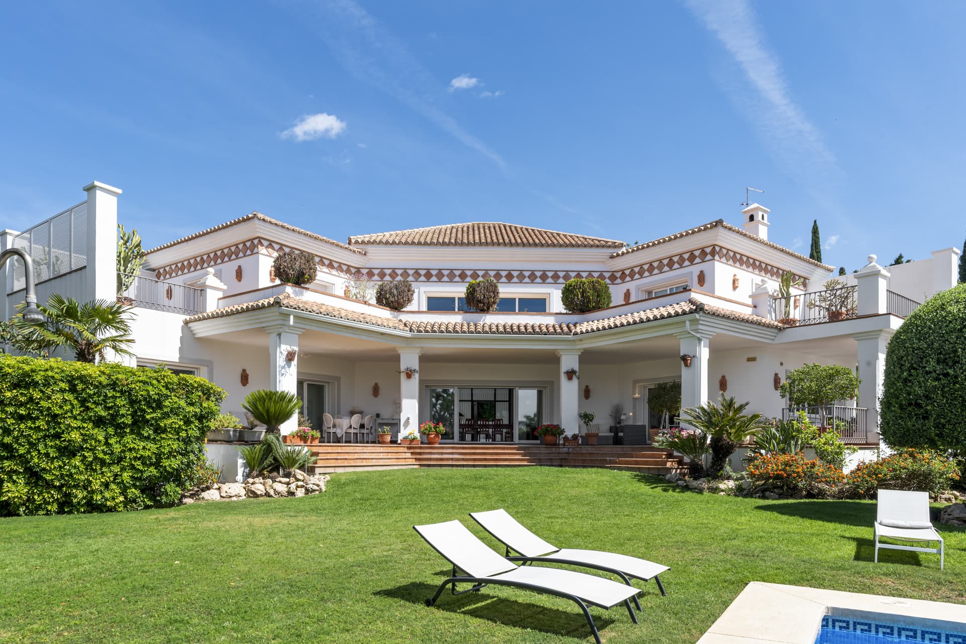 Large Andalusian villa with sea view in Paraiso Alto This villa with sea view is nestled in the sought-after area of Par