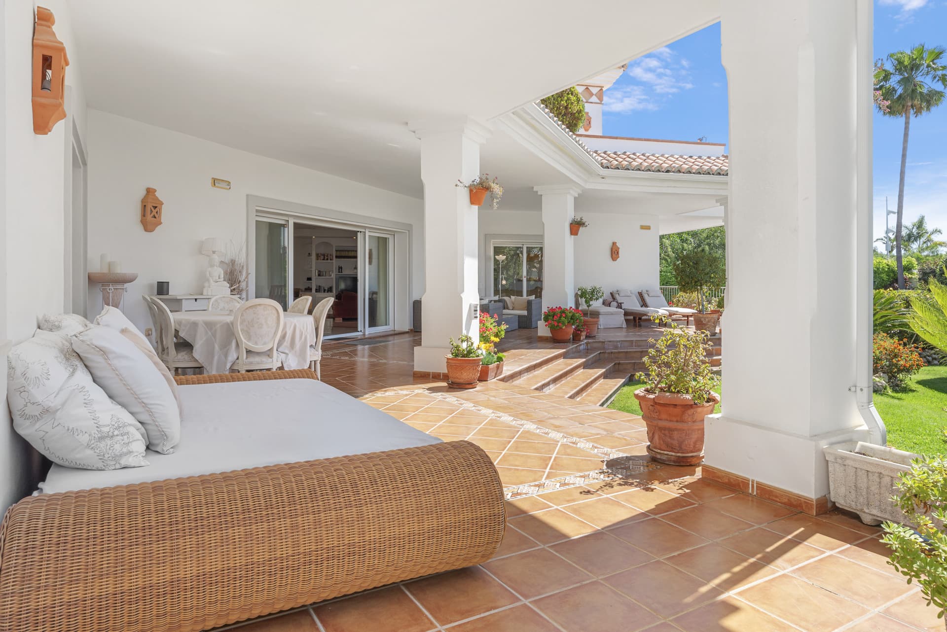 Large Andalusian villa with sea view in Paraiso Alto This villa with sea view is nestled in the sought-after area of Par