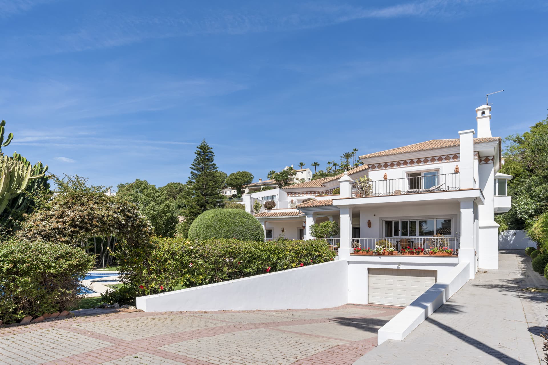 Large Andalusian villa with sea view in Paraiso Alto This villa with sea view is nestled in the sought-after area of Par