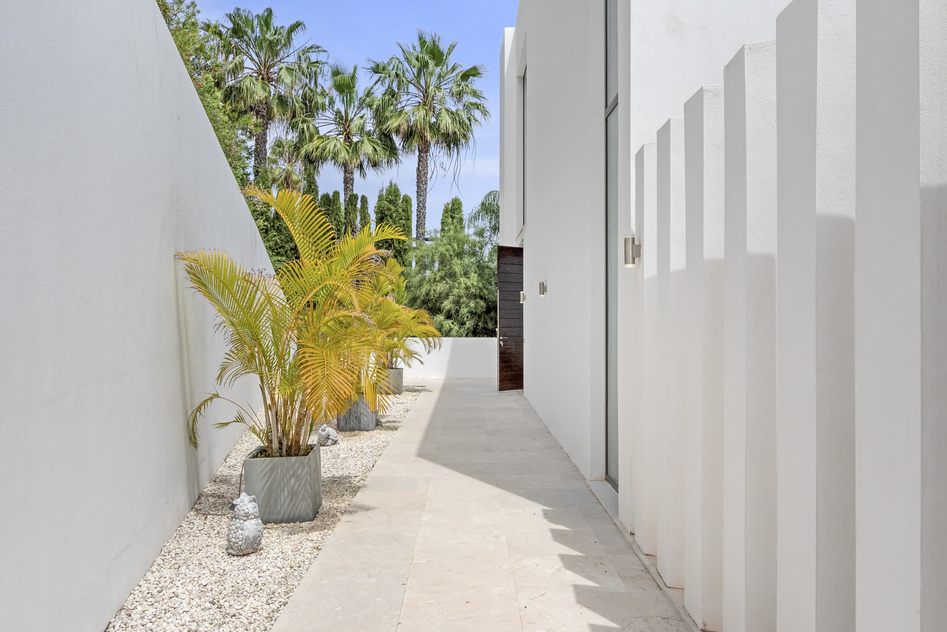 Sophisticated Villa With Panoramic Vistas and Lush Greenery Set in the prestigious enclave of La Alquería in Benahavís,