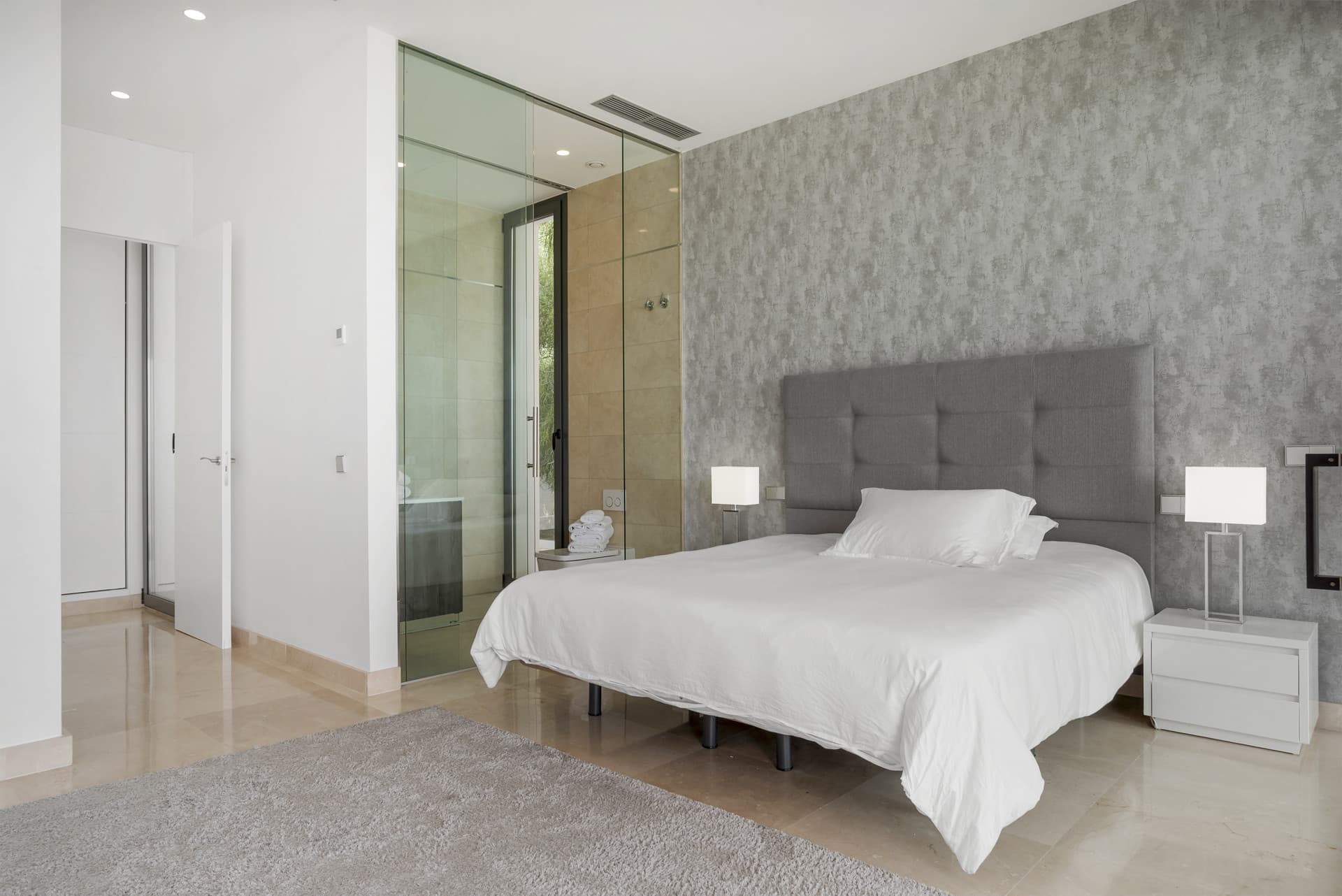 Sophisticated Villa With Panoramic Vistas and Lush Greenery Set in the prestigious enclave of La Alquería in Benahavís,