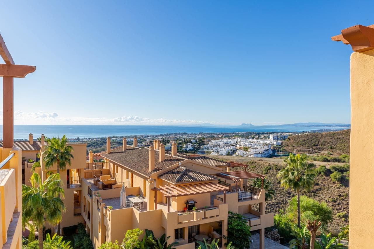 This elegant penthouse combines spacious interiors, breathtaking panoramic views and modern comfort to create an excepti