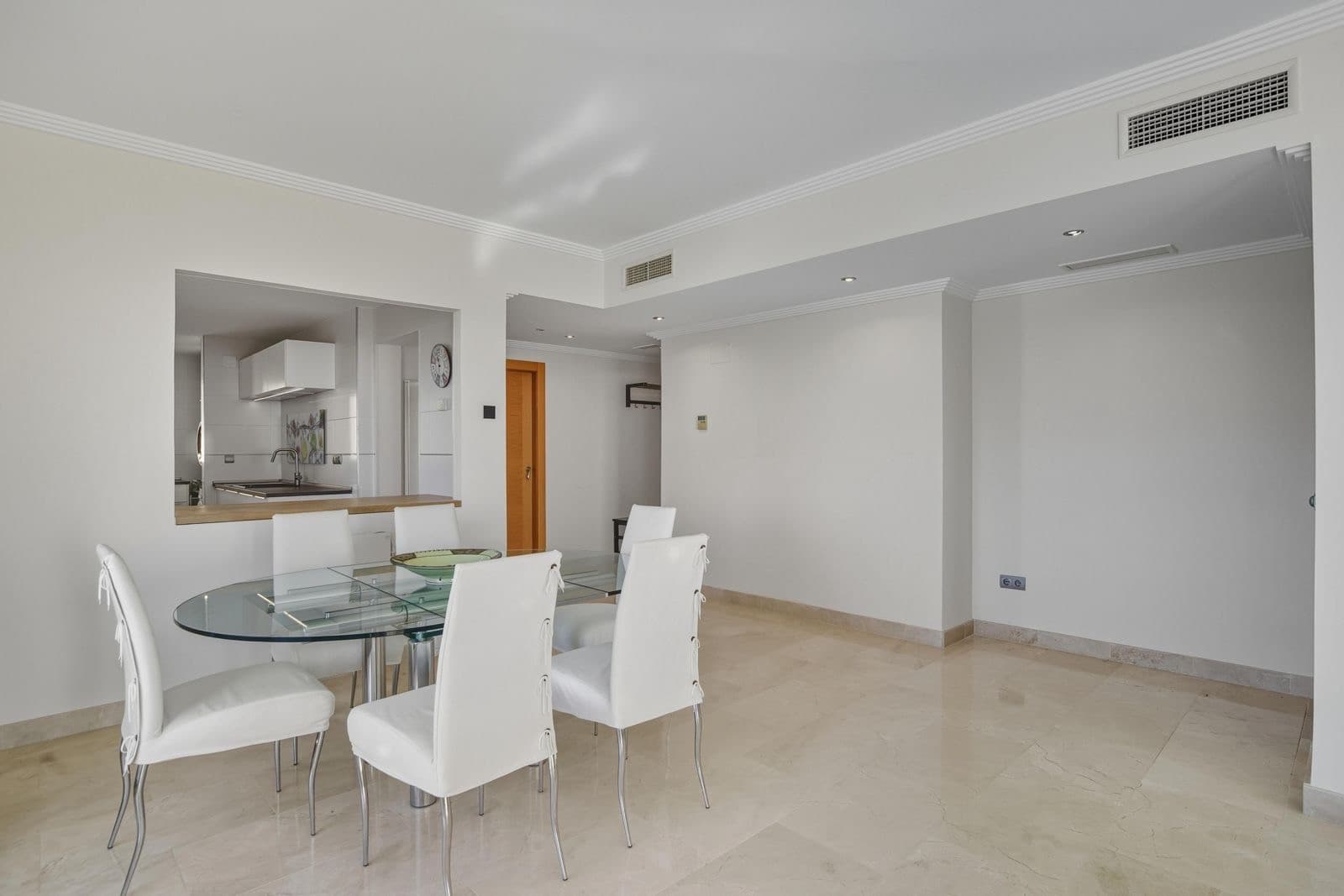 This elegant penthouse combines spacious interiors, breathtaking panoramic views and modern comfort to create an excepti