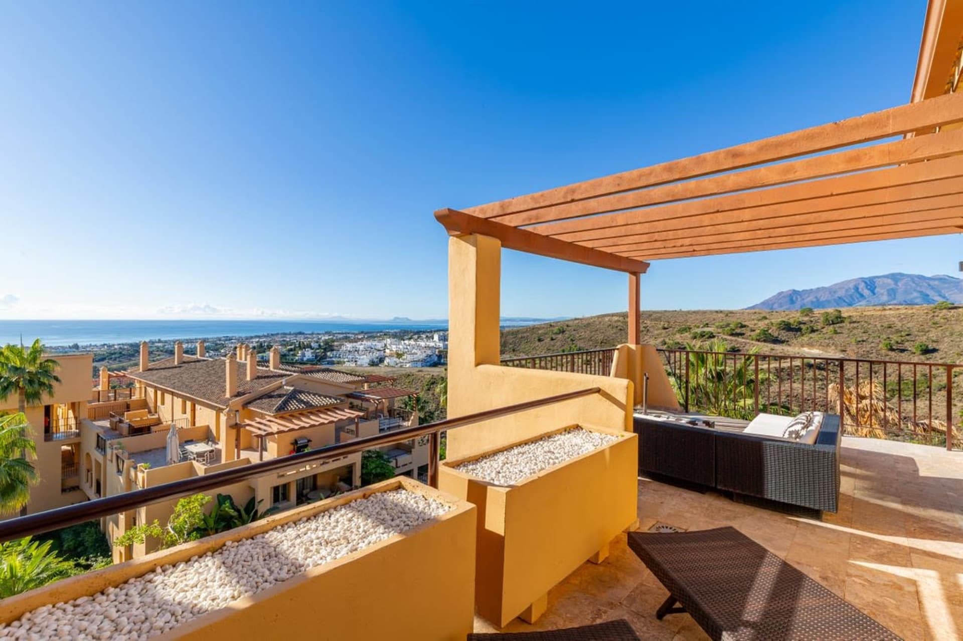 This elegant penthouse combines spacious interiors, breathtaking panoramic views and modern comfort to create an excepti