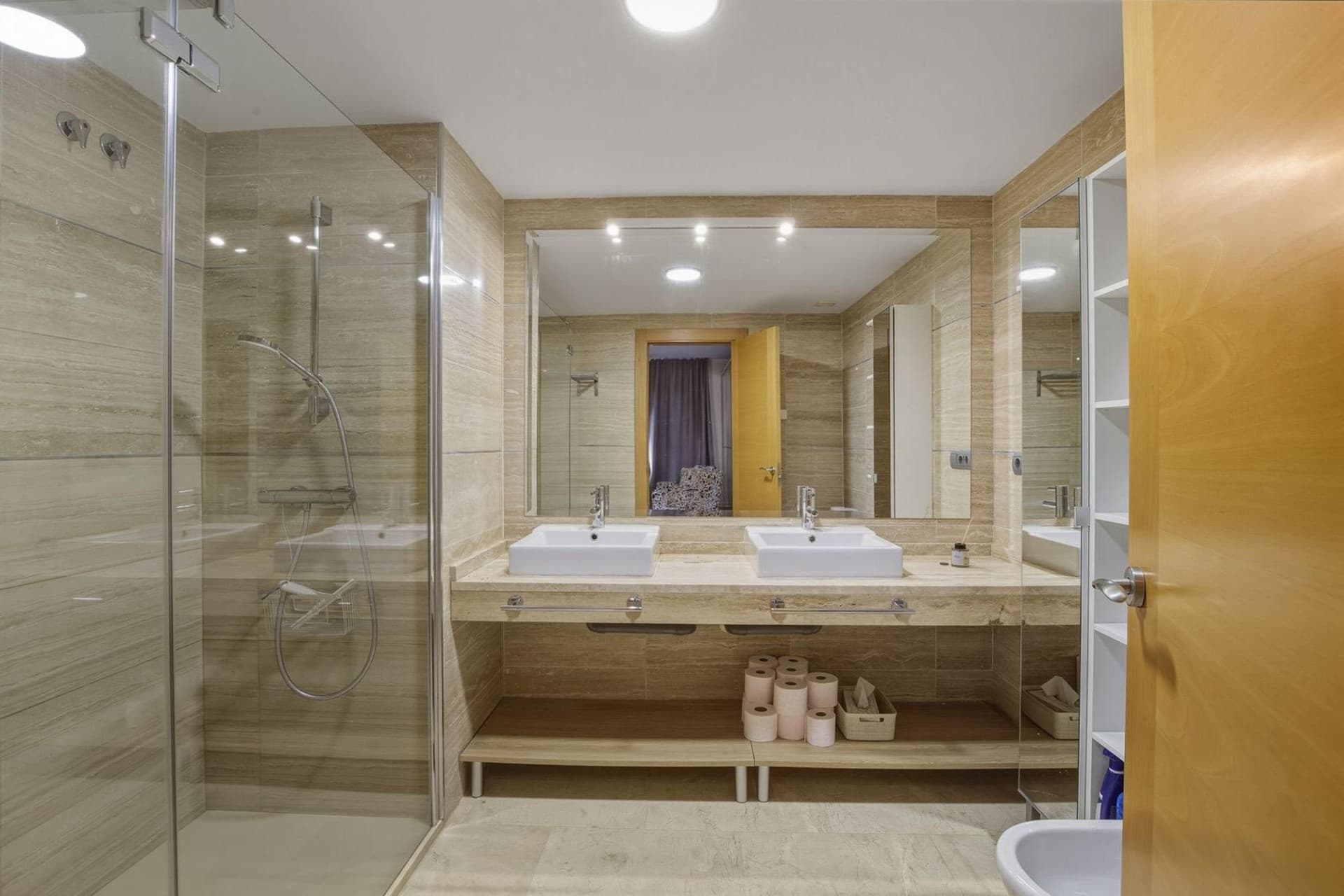 This elegant penthouse combines spacious interiors, breathtaking panoramic views and modern comfort to create an excepti