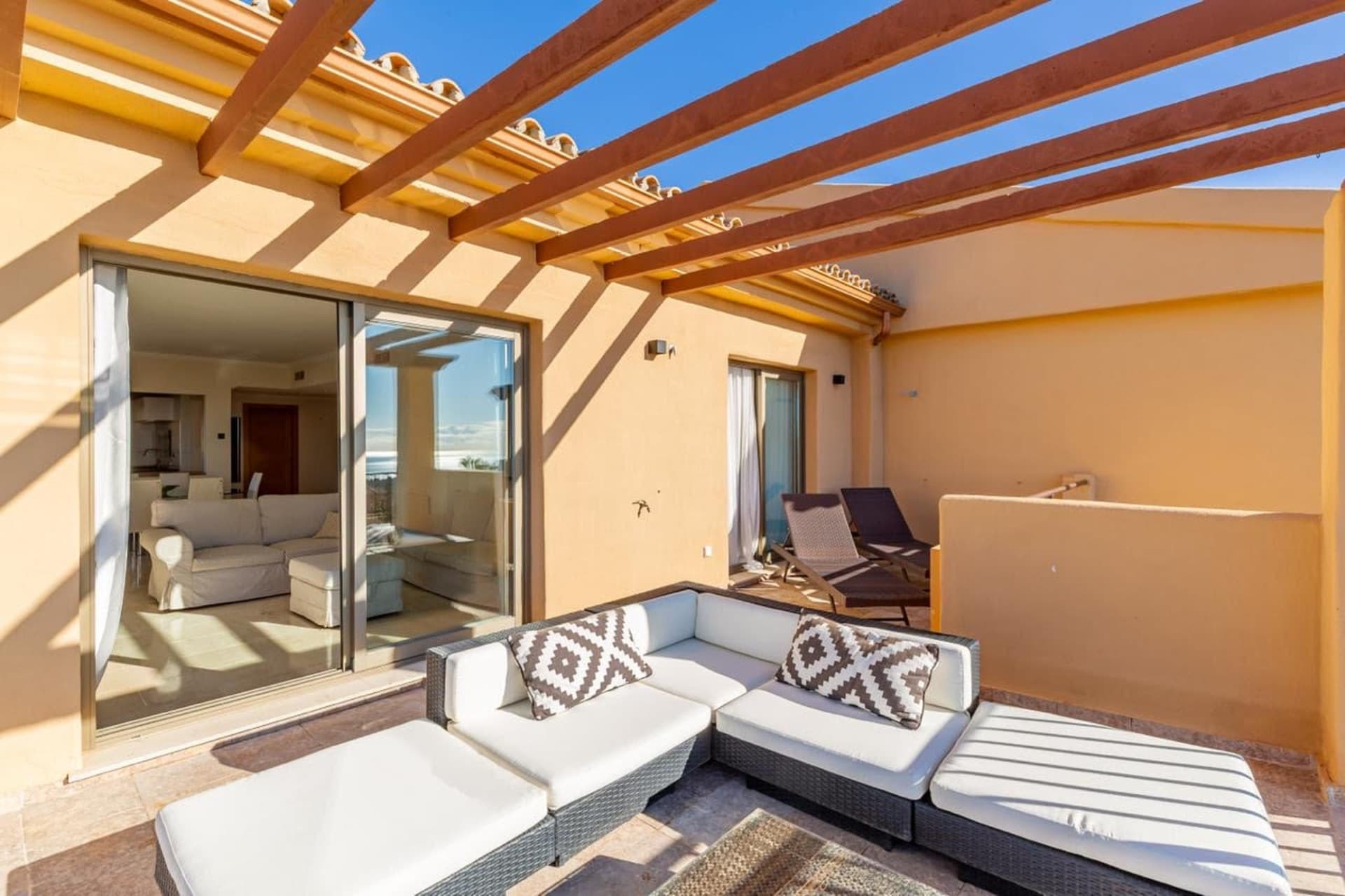 This elegant penthouse combines spacious interiors, breathtaking panoramic views and modern comfort to create an excepti