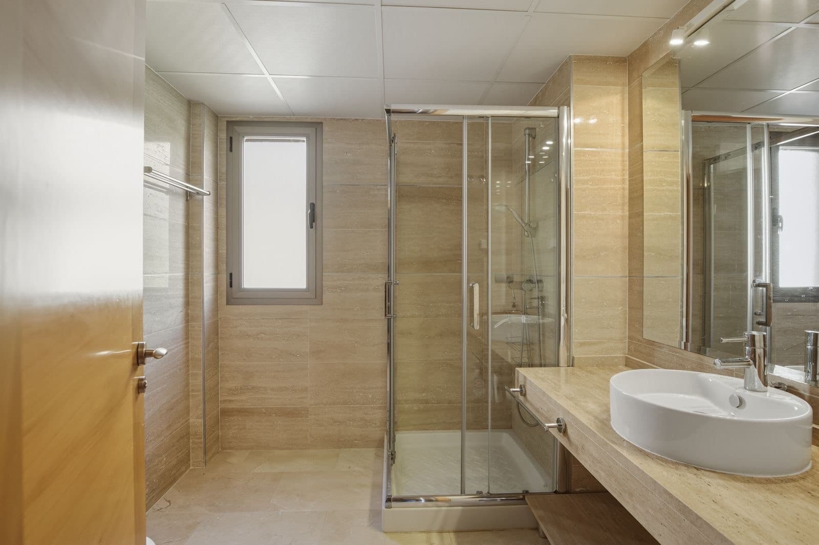 This elegant penthouse combines spacious interiors, breathtaking panoramic views and modern comfort to create an excepti