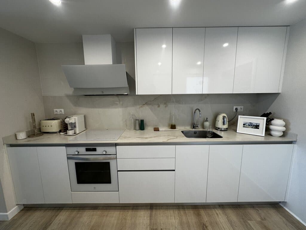 This elegant, contemporary apartment offers an excellent blend of comfort, design, and functionality within a modern res