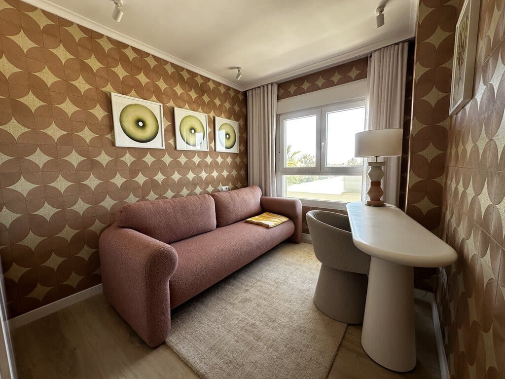This elegant, contemporary apartment offers an excellent blend of comfort, design, and functionality within a modern res