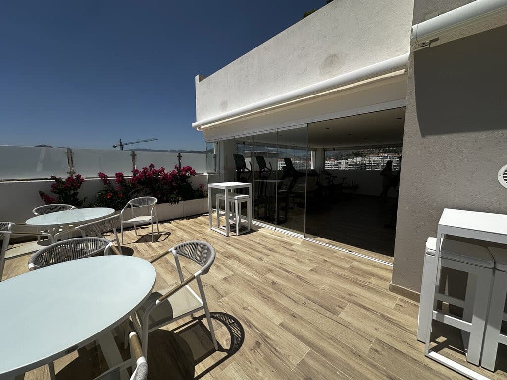 This elegant, contemporary apartment offers an excellent blend of comfort, design, and functionality within a modern res