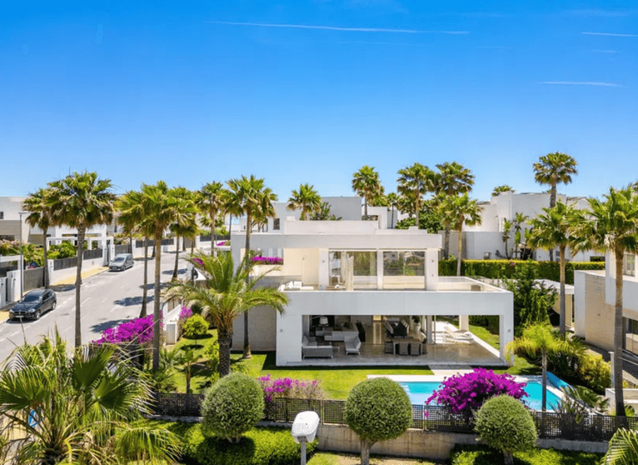 For those seeking contemporary elegance, privacy and captivating views: this superb contemporary villa, nestled within L