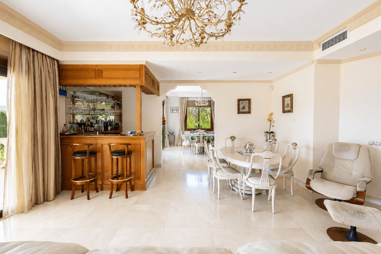 Situated in the sought-after area of La Quinta, just minutes from the Westin Hotel and its renowned La Quinta golf cours