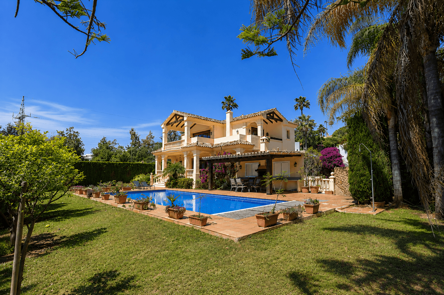 Situated in the sought-after area of La Quinta, just minutes from the Westin Hotel and its renowned La Quinta golf cours
