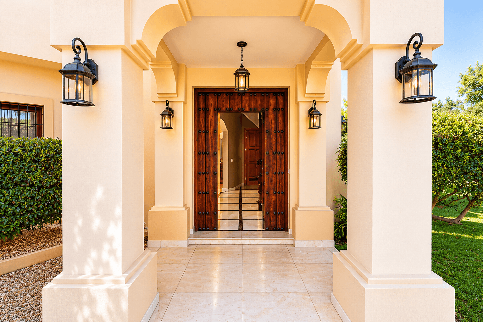 Situated in the sought-after area of La Quinta, just minutes from the Westin Hotel and its renowned La Quinta golf cours